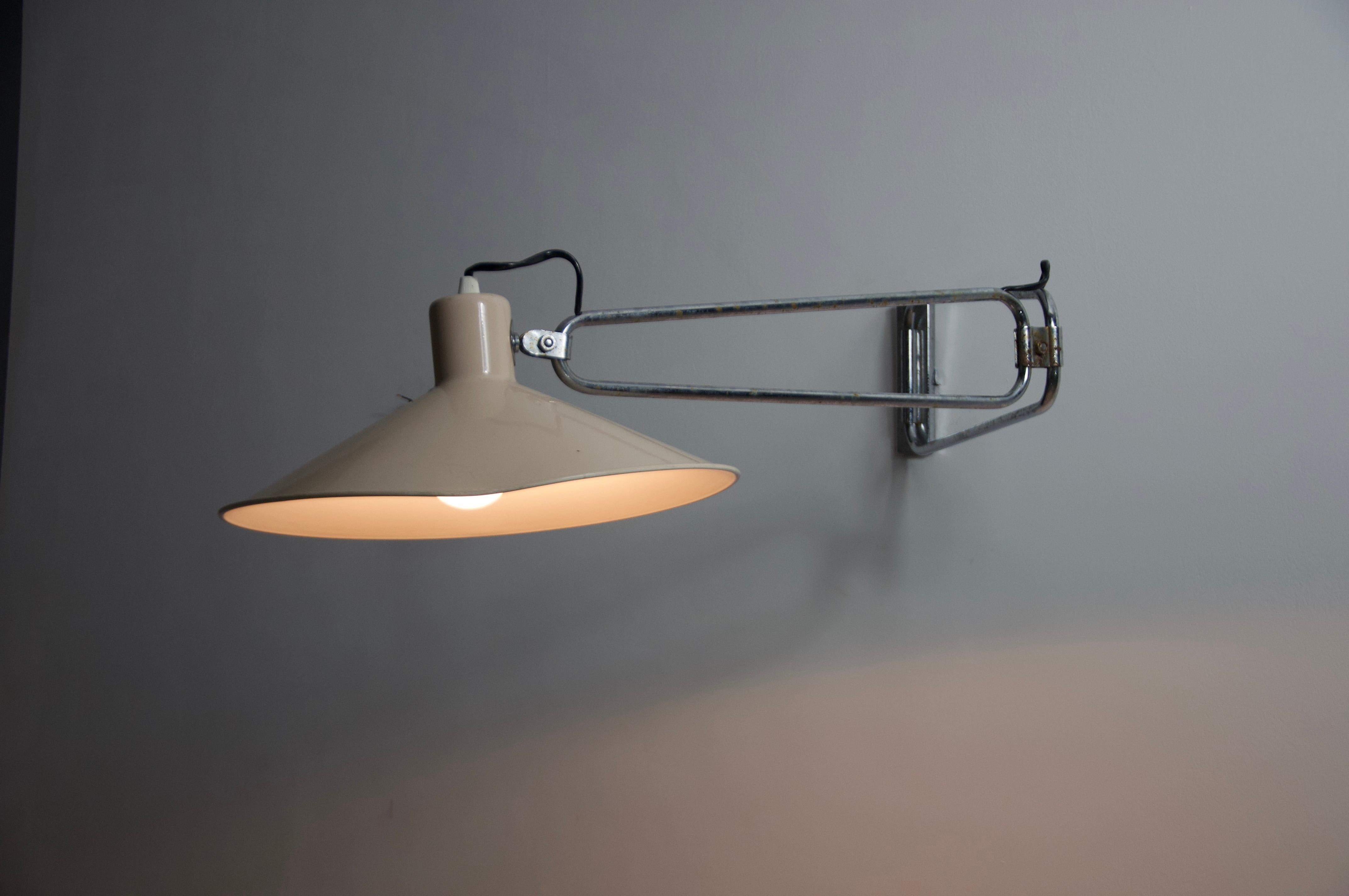 Lampada da parete a braccio oscillante in cromo di metà secolo, Francia, anni '50 in vendita 12