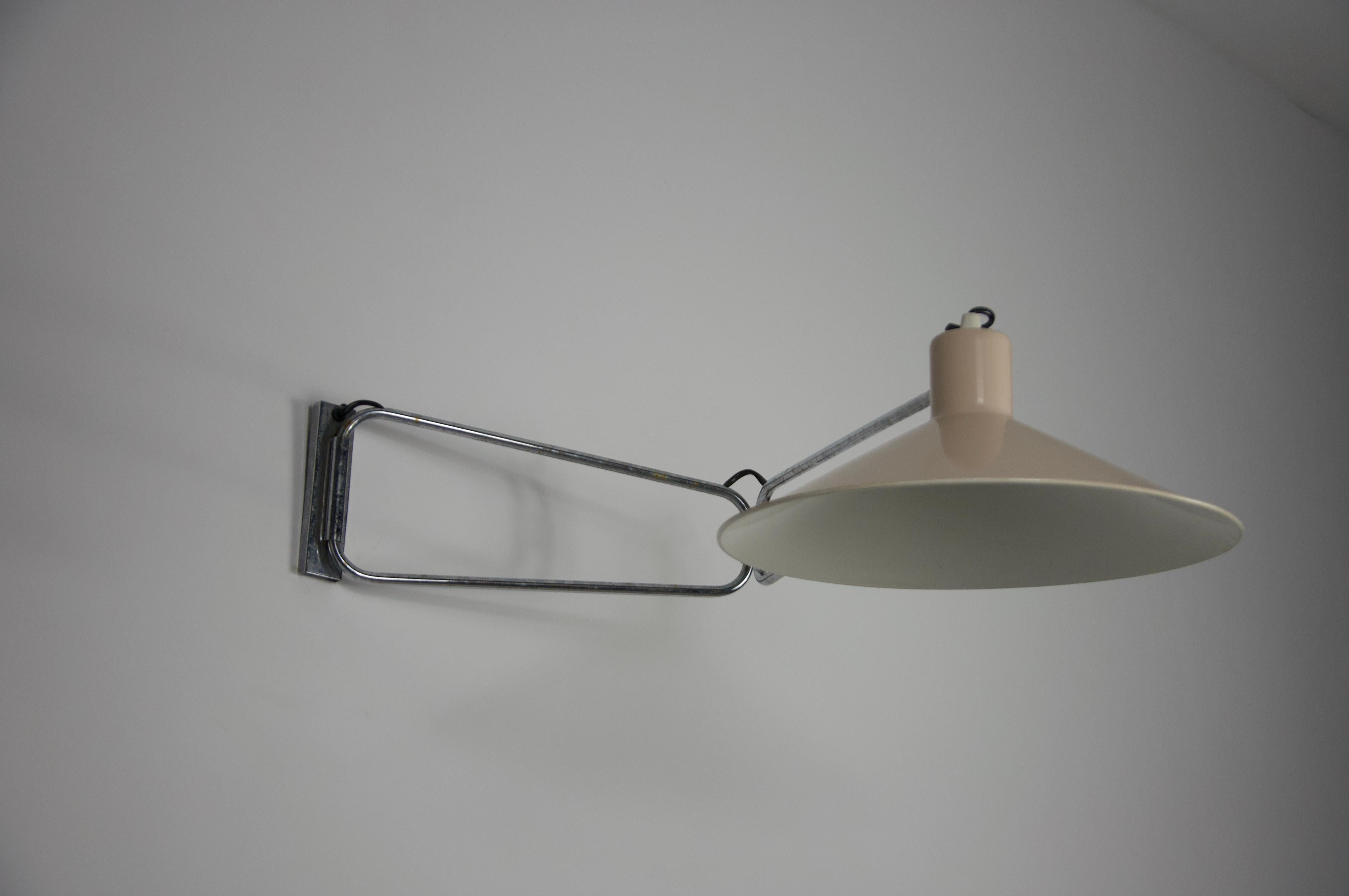 Questa elegante lampada da parete francese degli anni '50 è un mix perfetto di funzionalità e stile di metà secolo. Realizzata in metallo, presenta un design elegante e minimalista con un paralume conico in una tonalità morbida e neutra. Il braccio
