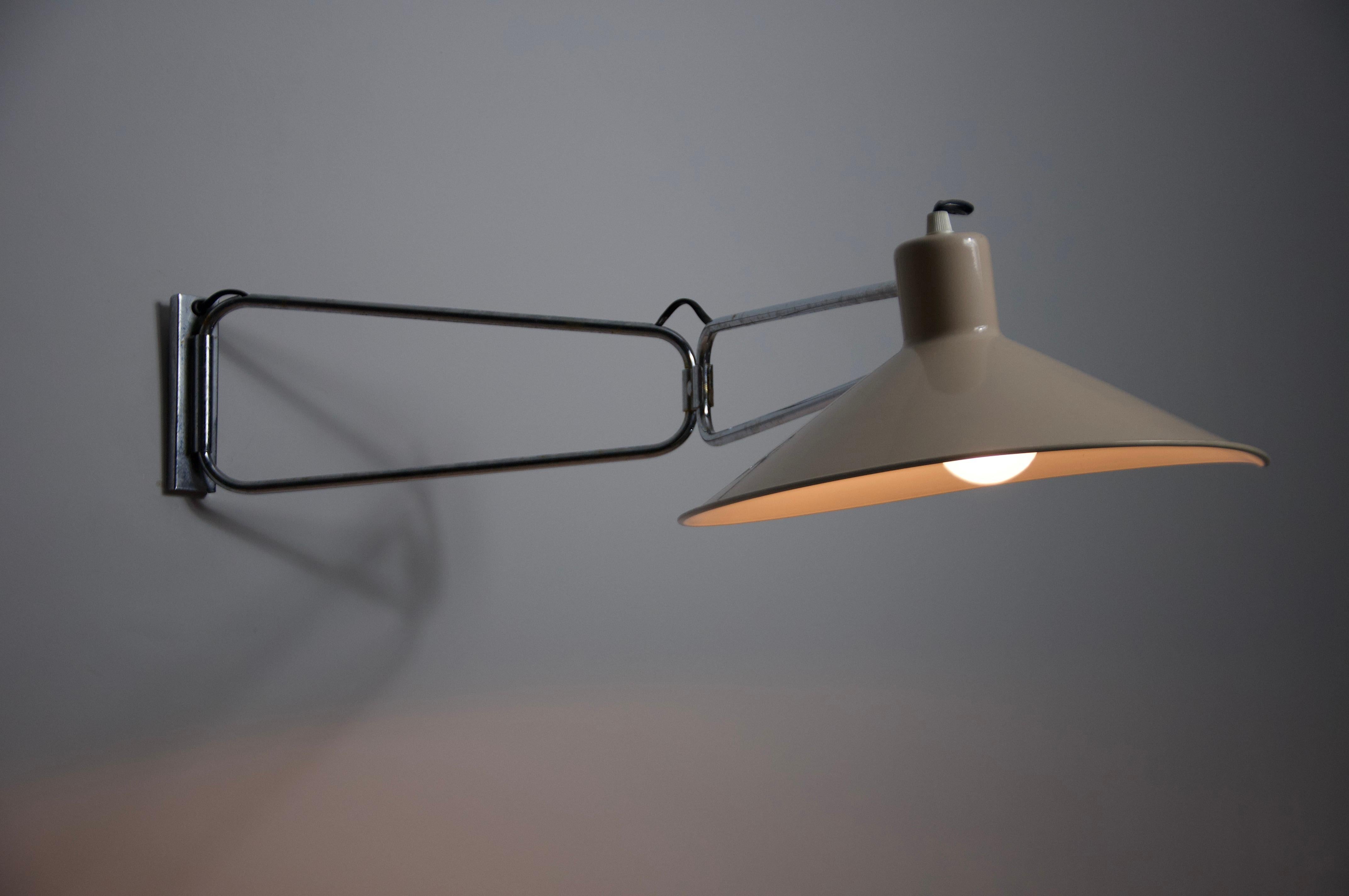 Lampada da parete a braccio oscillante in cromo di metà secolo, Francia, anni '50 in vendita 13