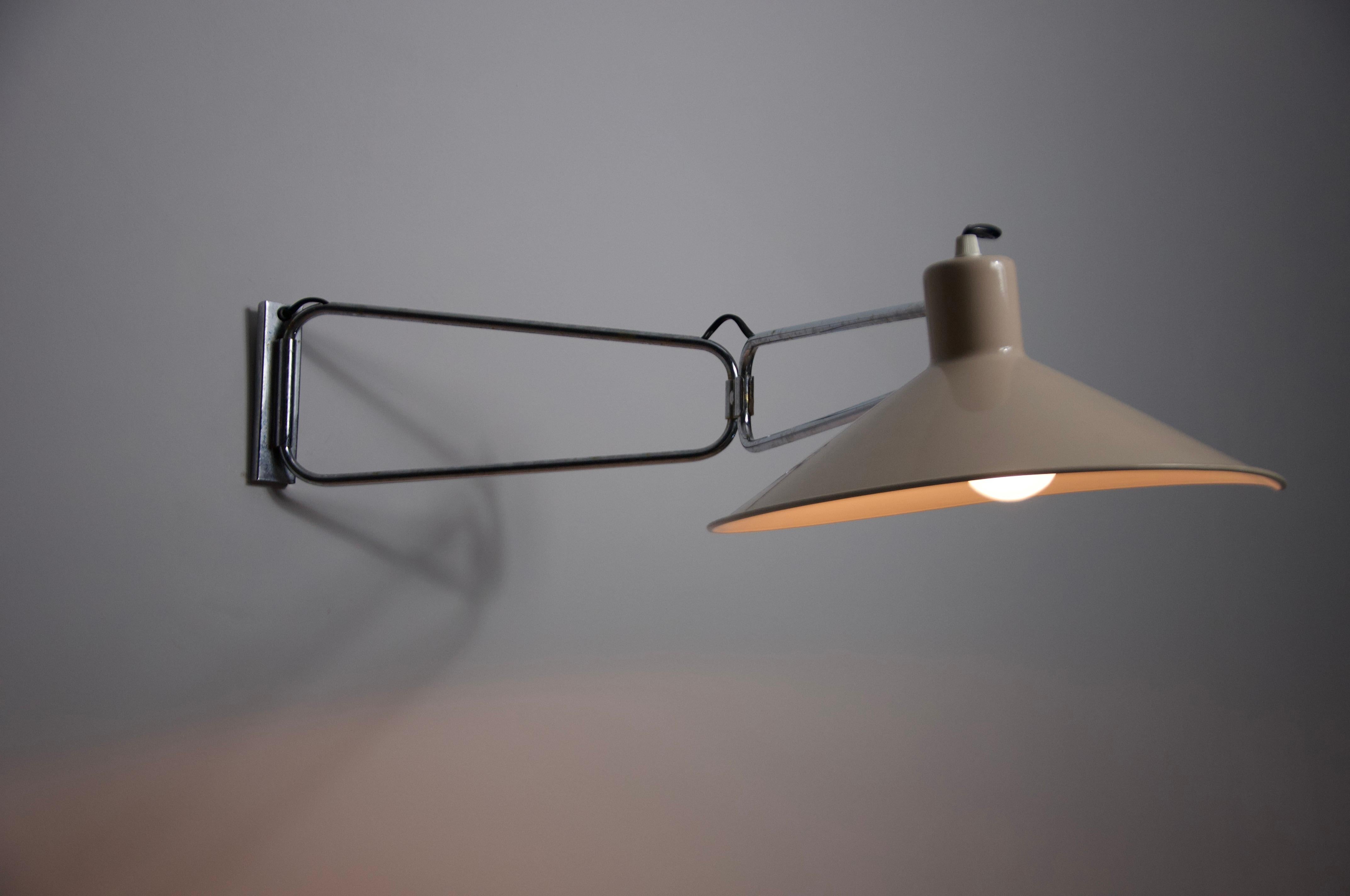 Lampada da parete a braccio oscillante in cromo di metà secolo, Francia, anni '50 In condizioni buone in vendita a Hagenbach, DE
