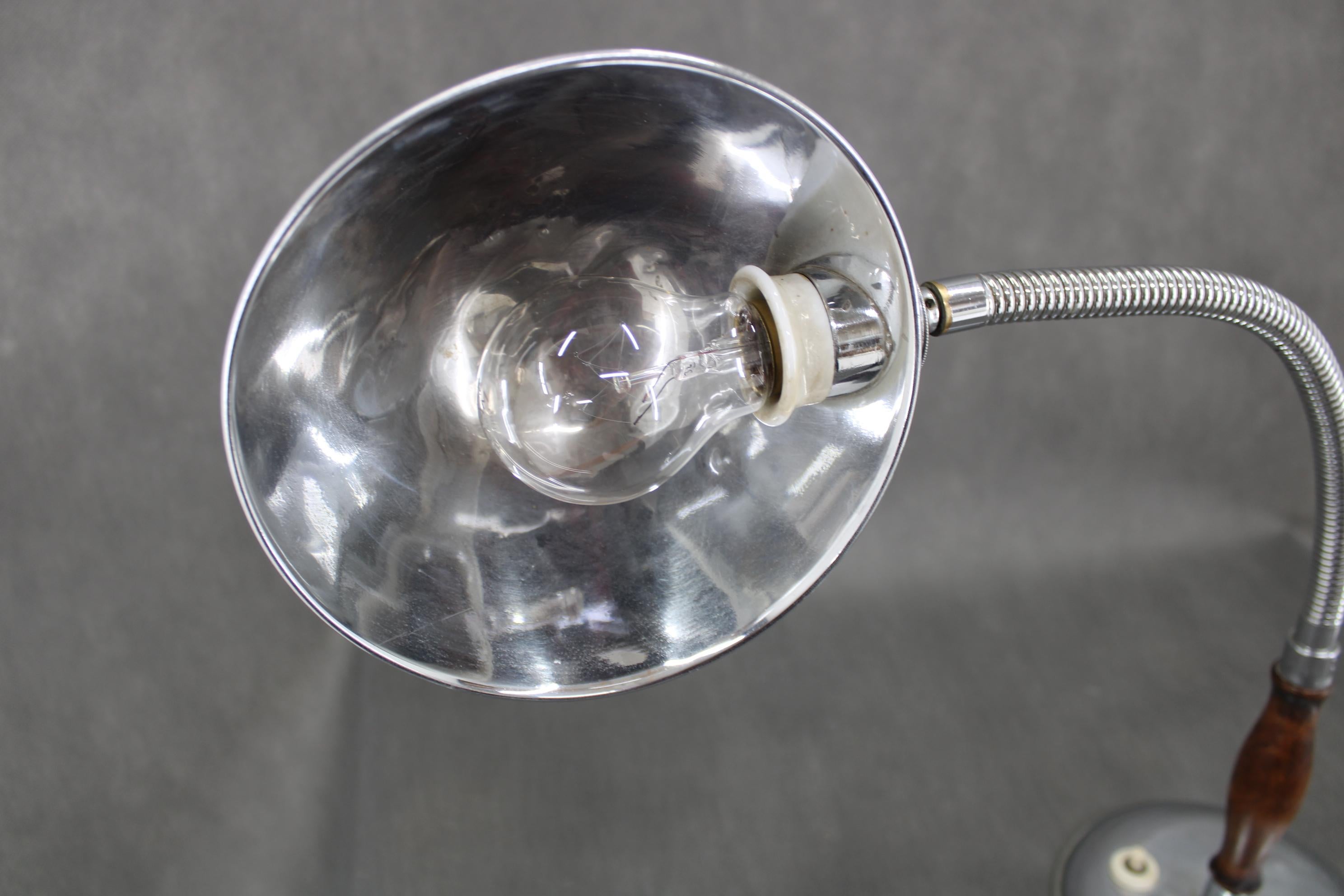 Chrom-Tischlampe aus der Mitte des Jahrhunderts, 1930er Jahre, Tschechoslowakei im Angebot 6