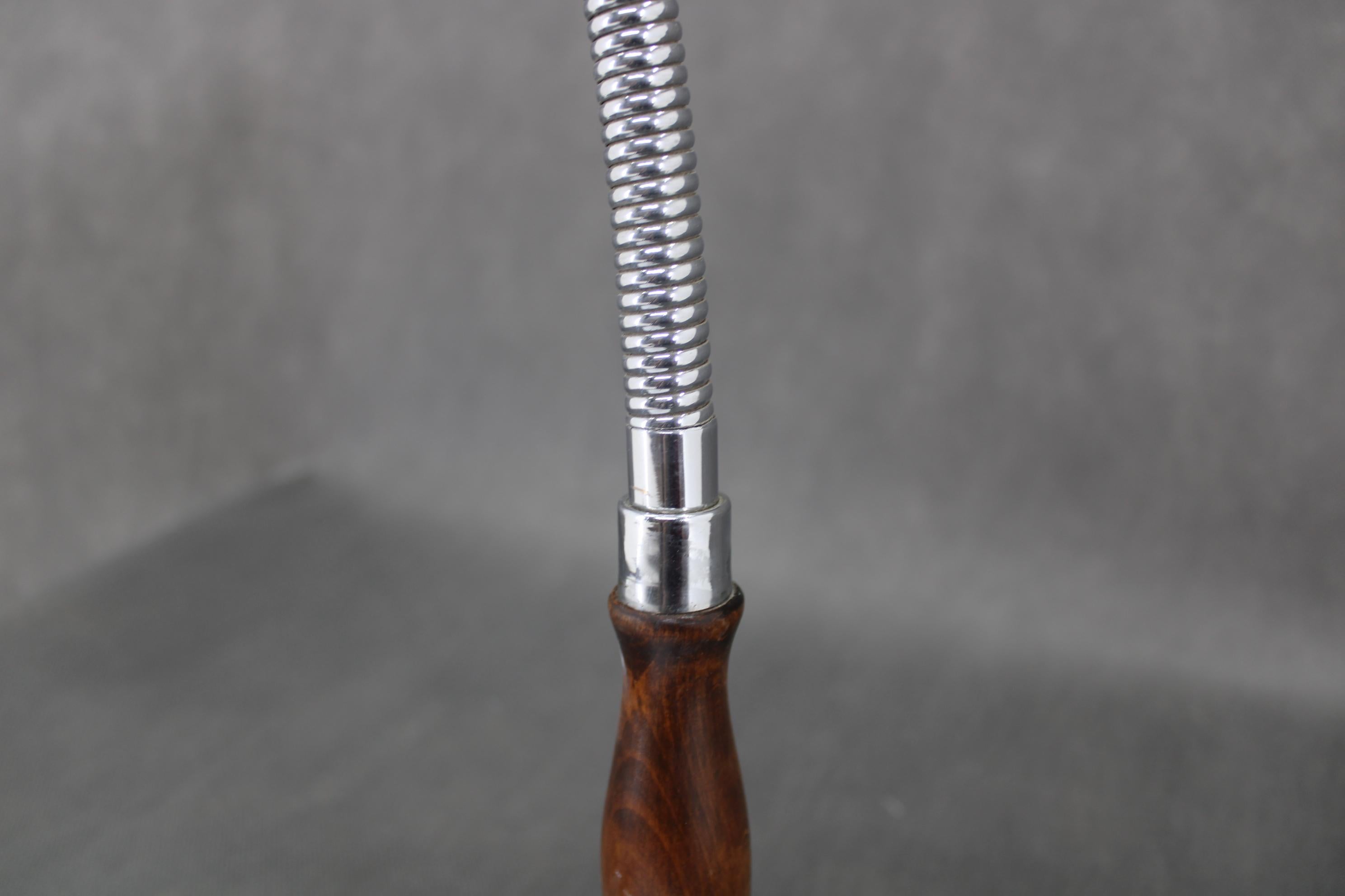 Chrom-Tischlampe aus der Mitte des Jahrhunderts, hergestellt in der Tschechoslowakei in den 1930er Jahren.
Hergestellt aus Chrom und Holz.
Aufpoliert, gereinigt, mit leichten Gebrauchsspuren.
Vollständig funktionsfähig.