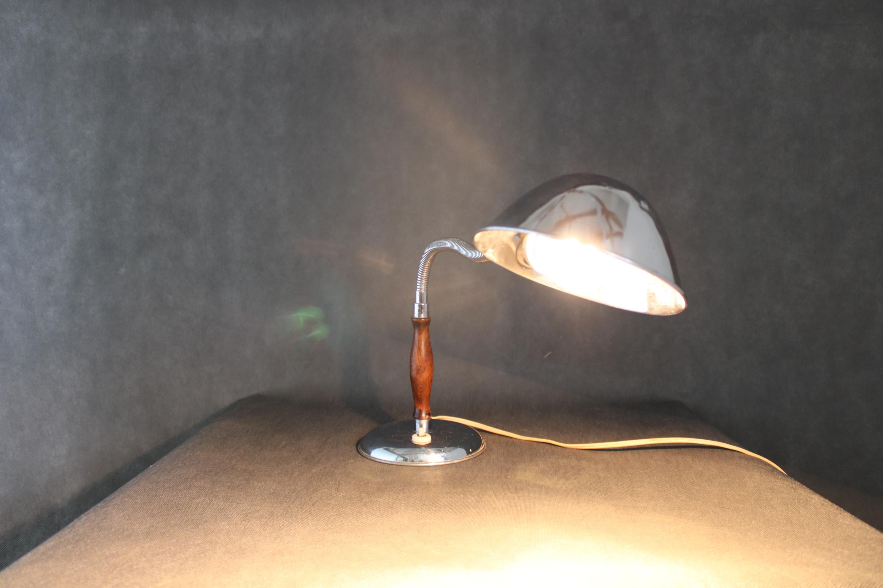 Chrom-Tischlampe aus der Mitte des Jahrhunderts, 1930er Jahre, Tschechoslowakei im Zustand „Gut“ im Angebot in Praha, CZ