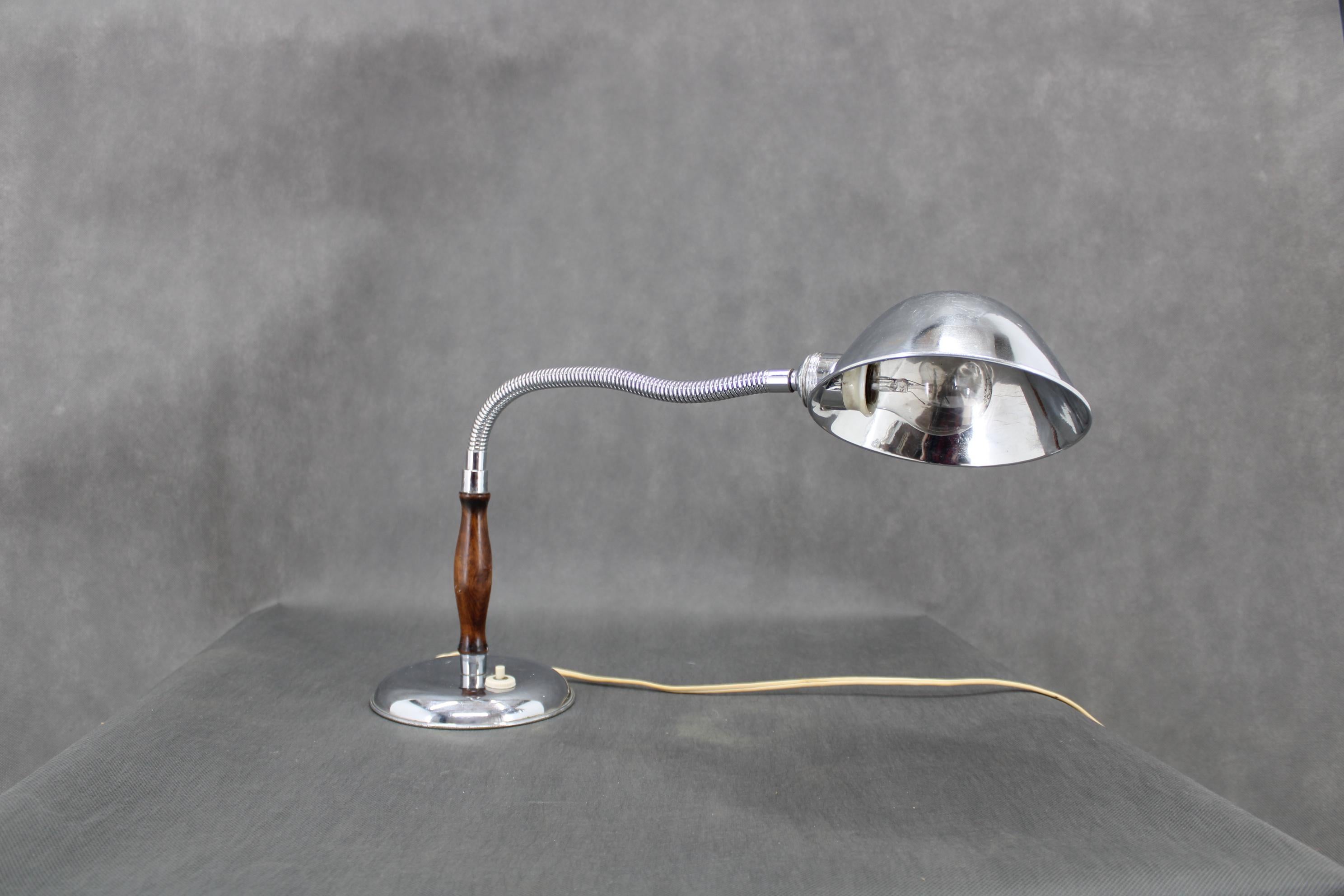 Chrom-Tischlampe aus der Mitte des Jahrhunderts, 1930er Jahre, Tschechoslowakei (Mitte des 20. Jahrhunderts) im Angebot
