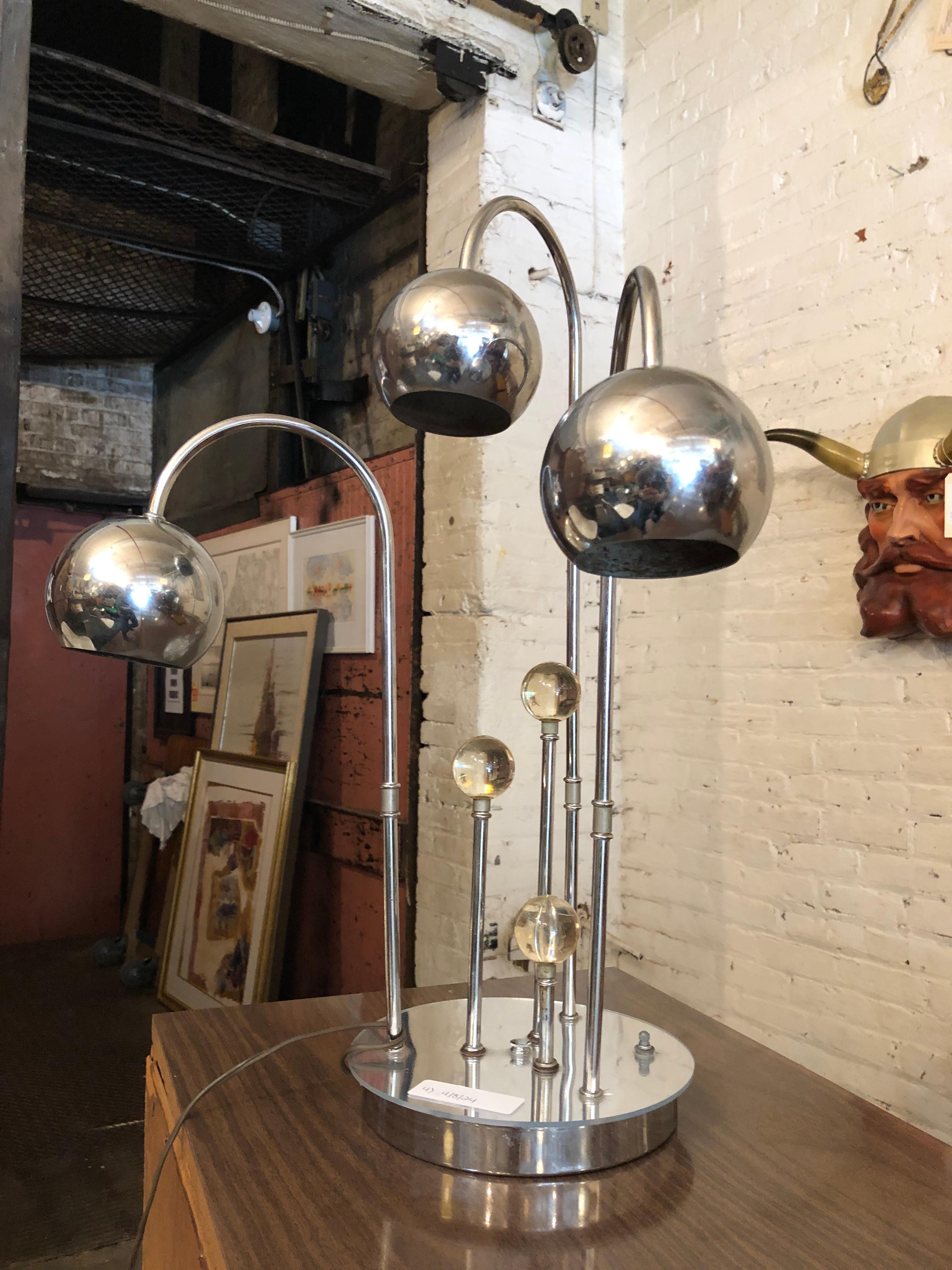 Lampe de table chromée du milieu du siècle en vente 4