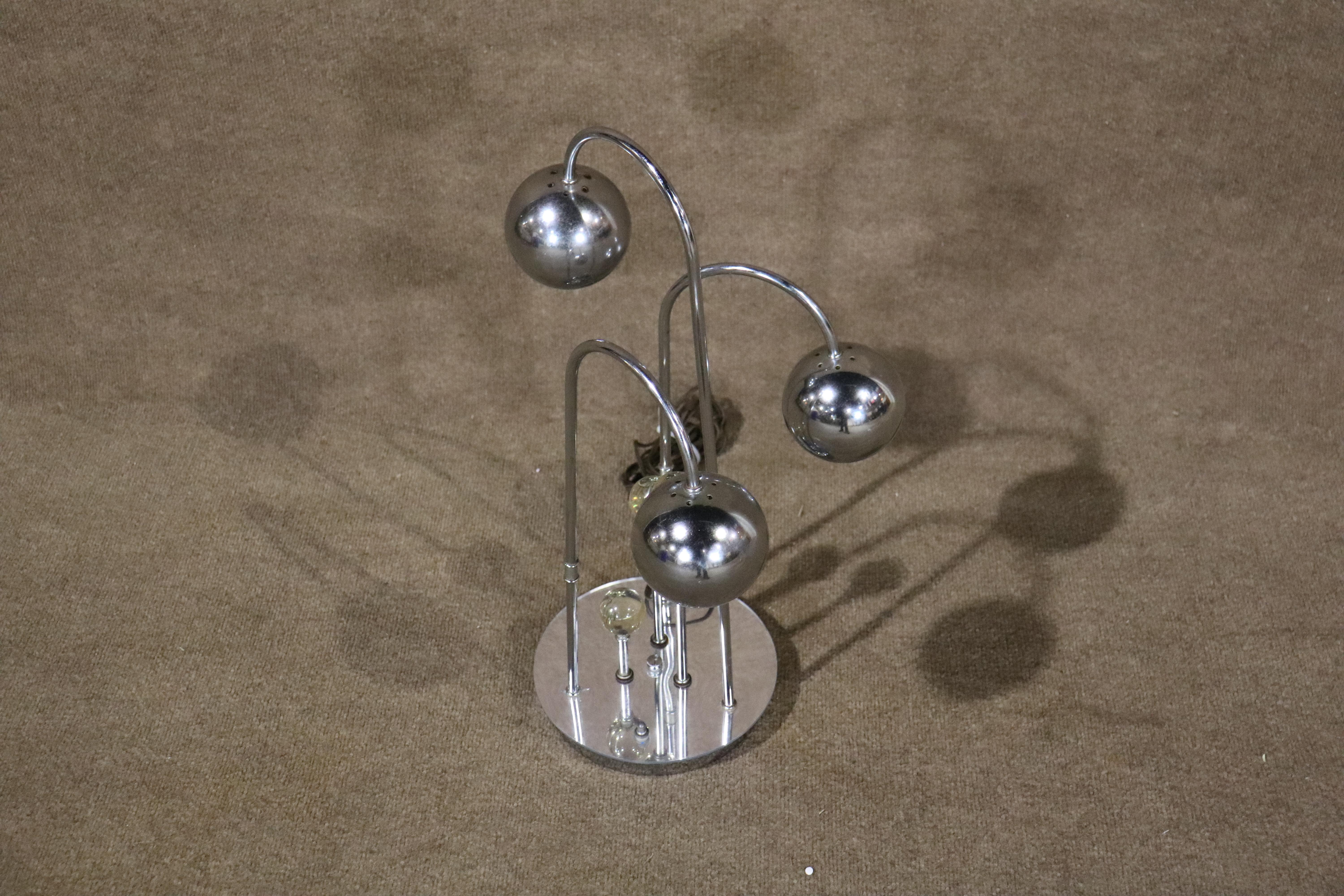 Lampe de table en chrome poli avec bras mobiles. Chaque lampe est dotée d'un abat-jour rond et d'une douille simple.
Veuillez confirmer le lieu NY ou NJ