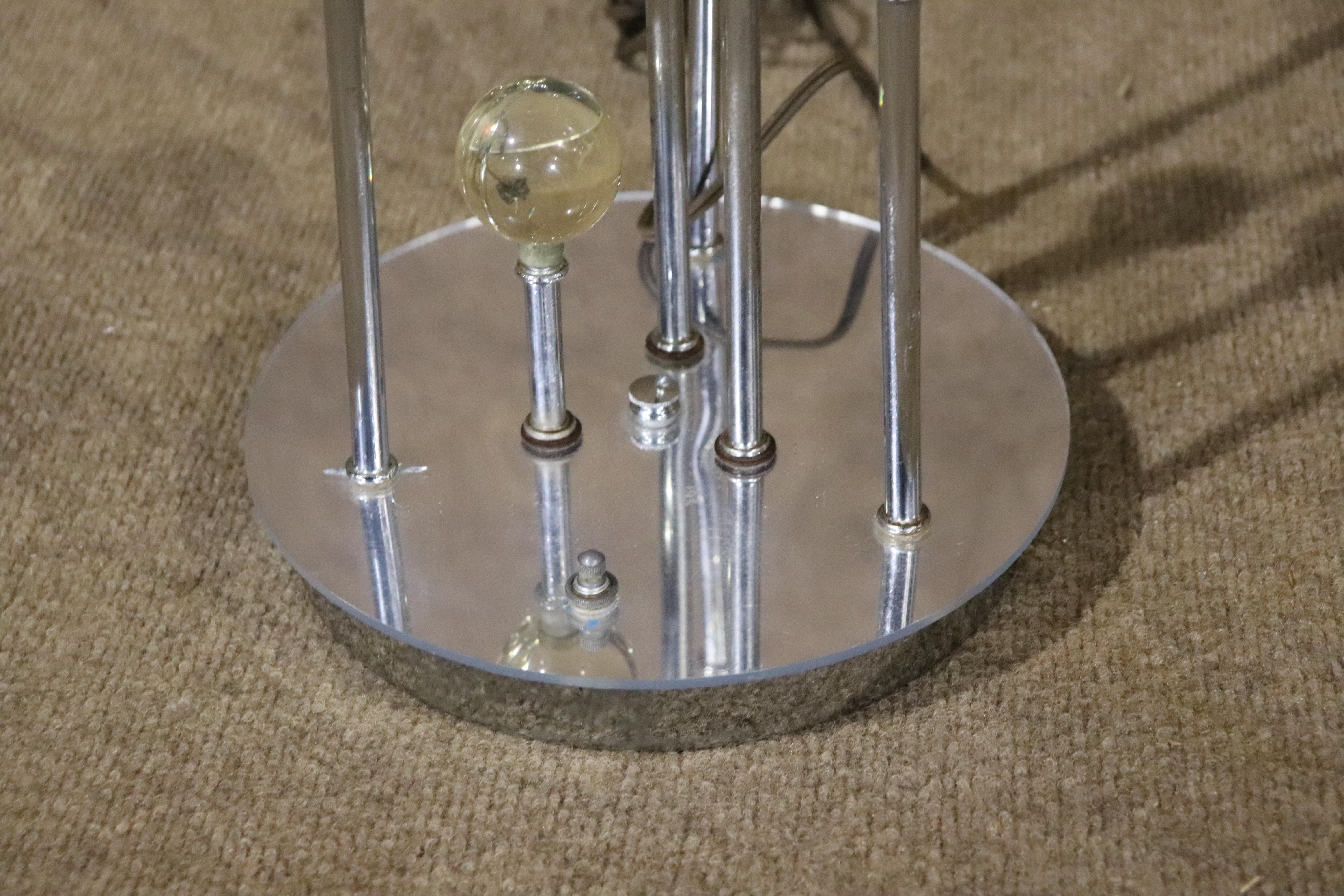 Mid-Century Modern Lampe de table chromée du milieu du siècle en vente