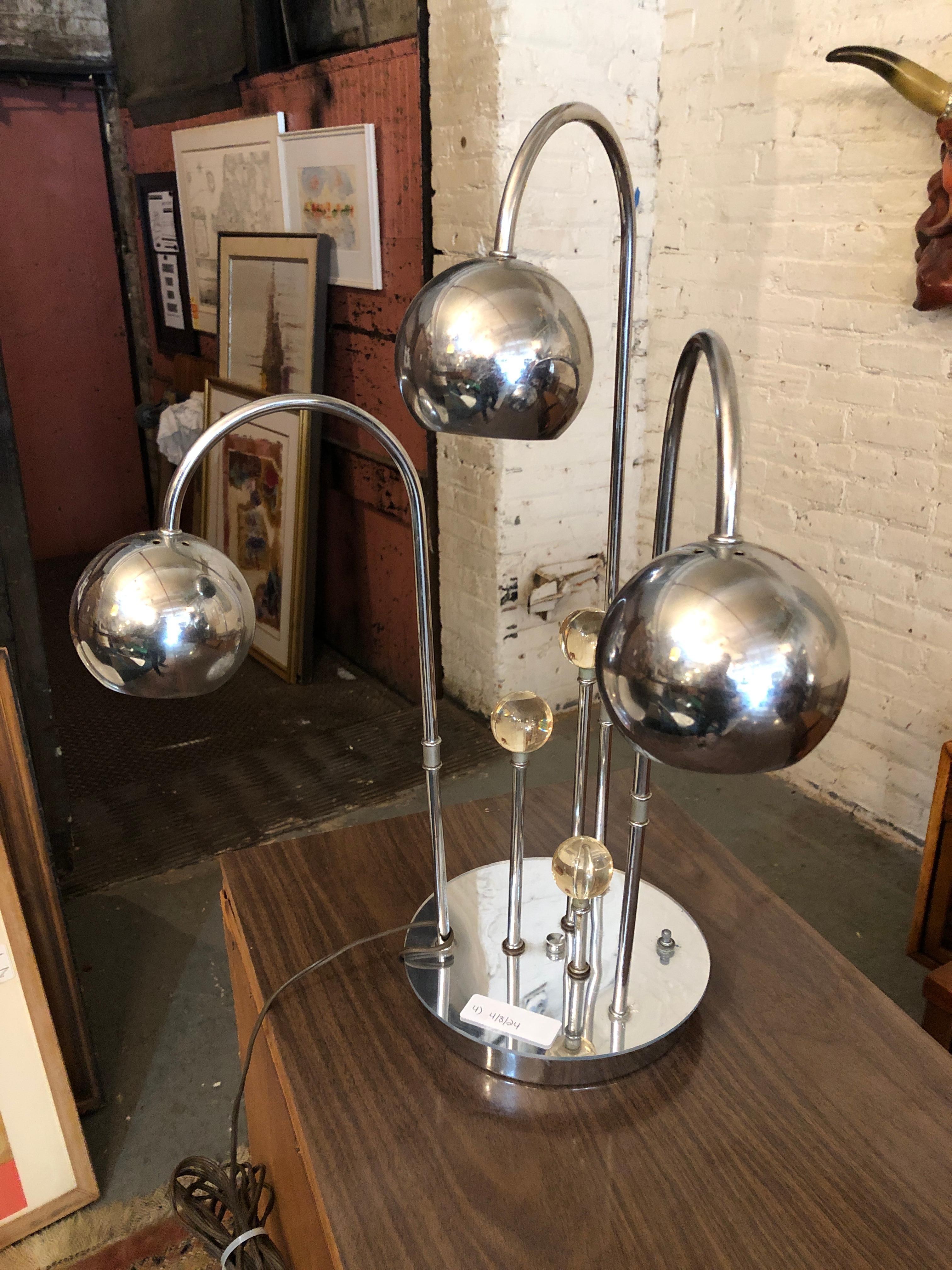 Lampe de table chromée du milieu du siècle en vente 3