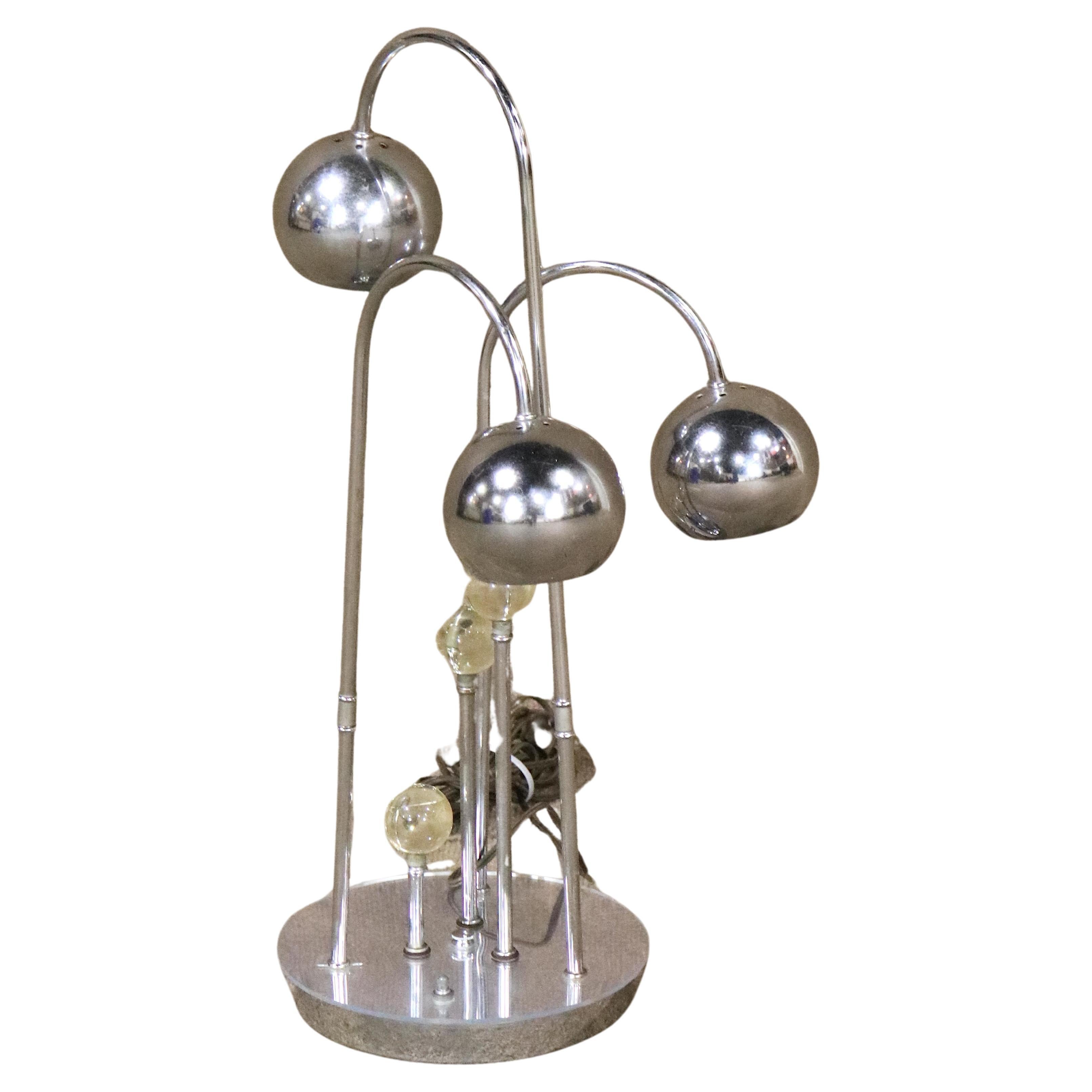 Lampe de table chromée du milieu du siècle en vente