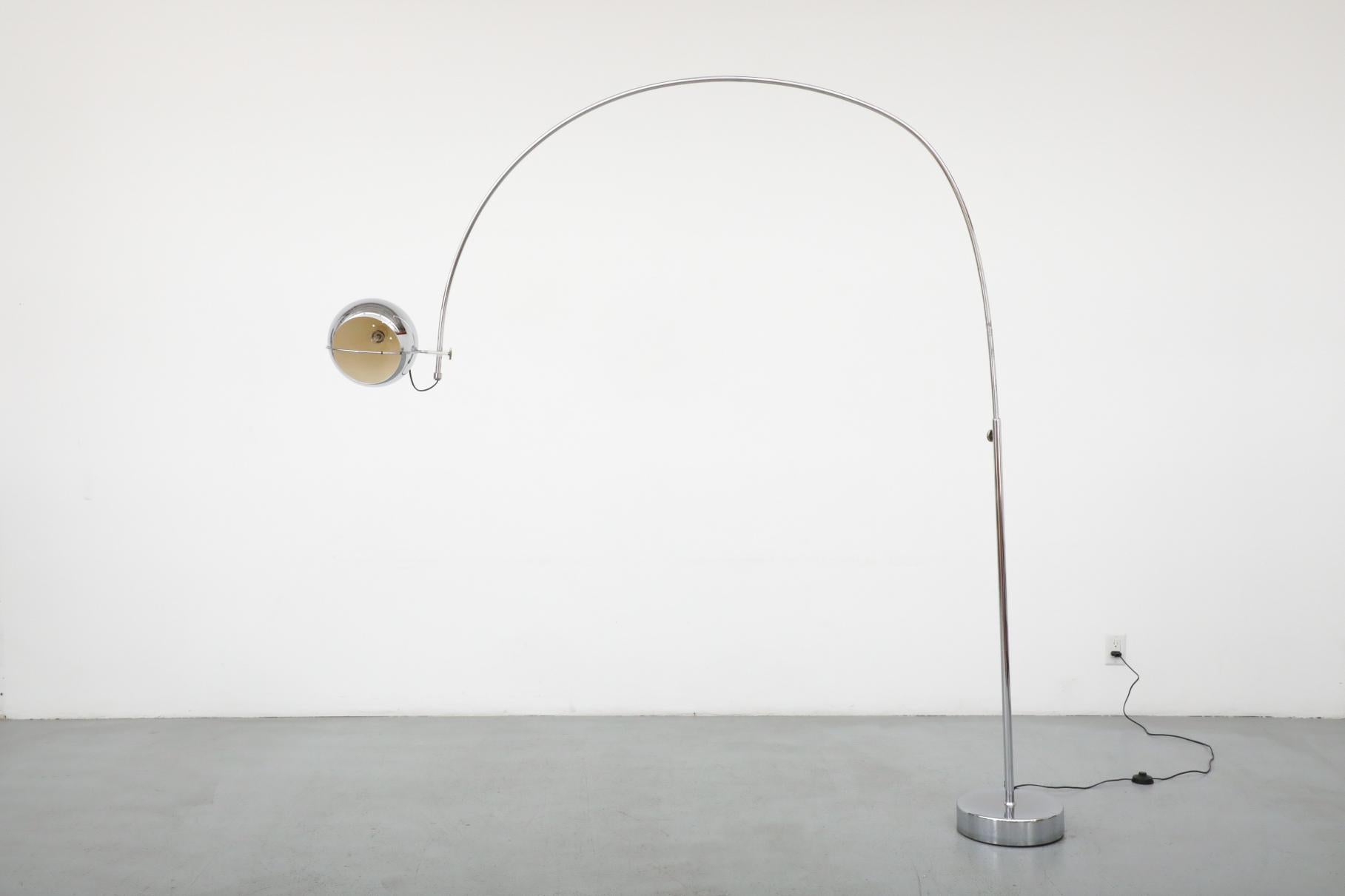 Mid-Century moderno Lampada ad arco telescopica in cromo di metà secolo con base appesantita di Gepo in vendita