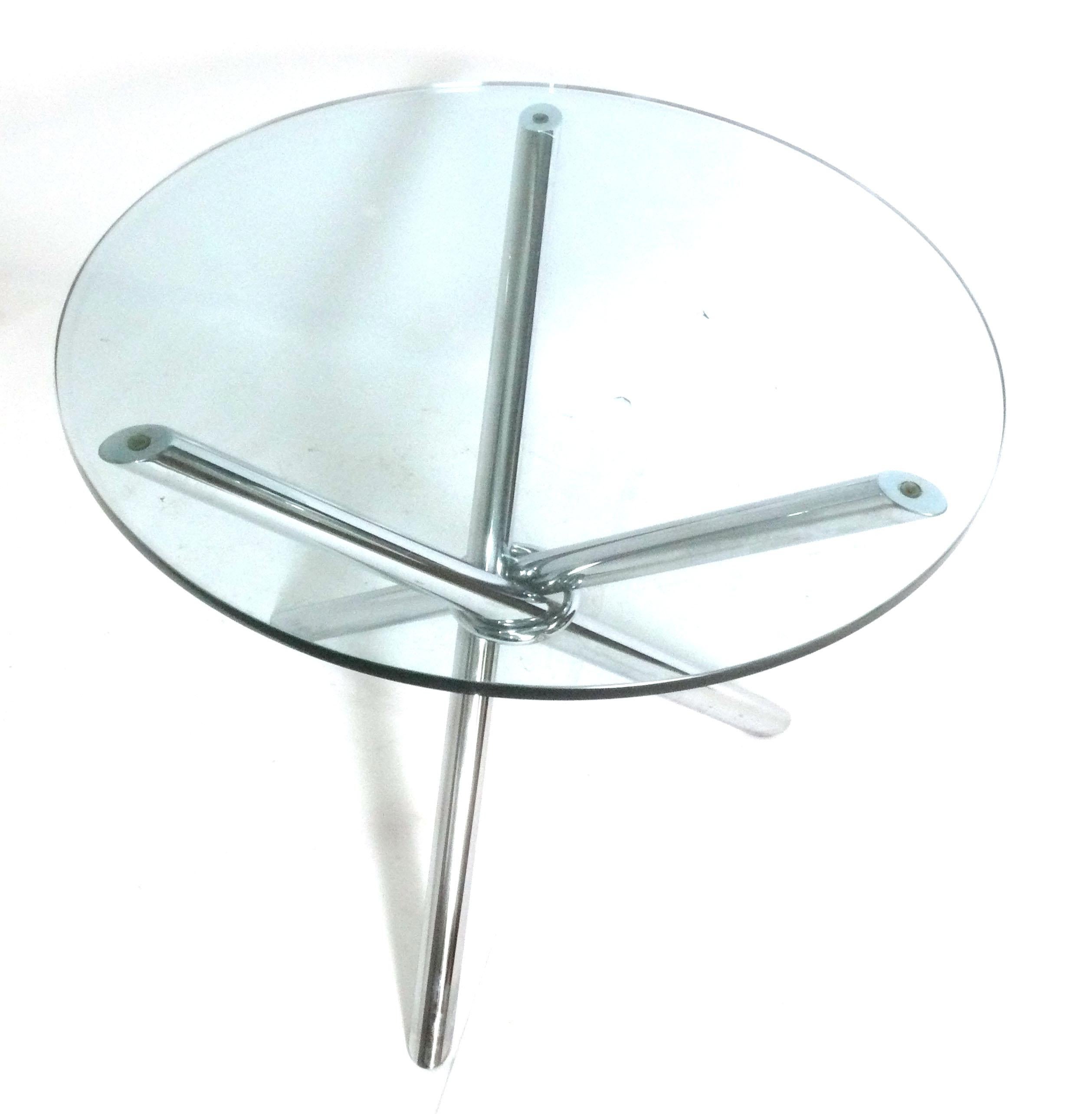 Table de salle à manger tripode sculpturale en chrome du milieu du siècle, américaine, vers les années 1960. D'un diamètre de 36 pouces, elle est polyvalente et peut être utilisée comme table de salle à manger, table de petit-déjeuner ou table