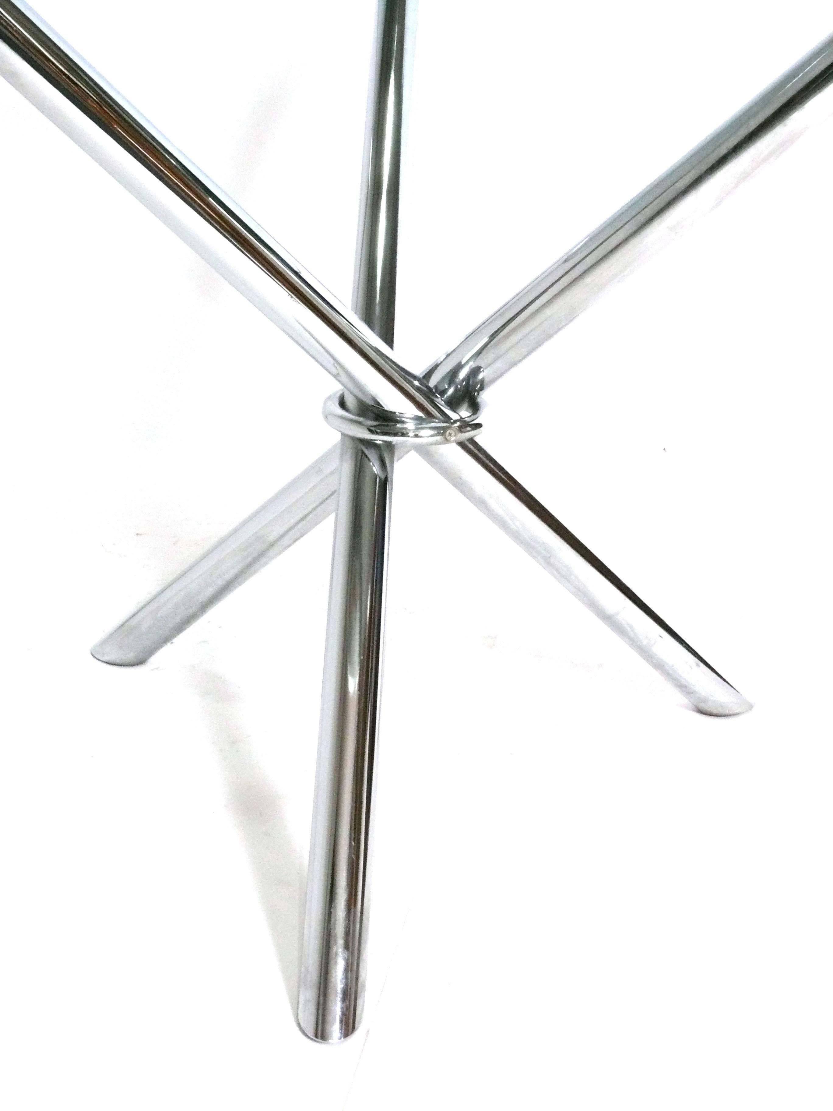 Mid-Century Modern Table de salle à manger tripode en chrome du milieu du siècle en vente