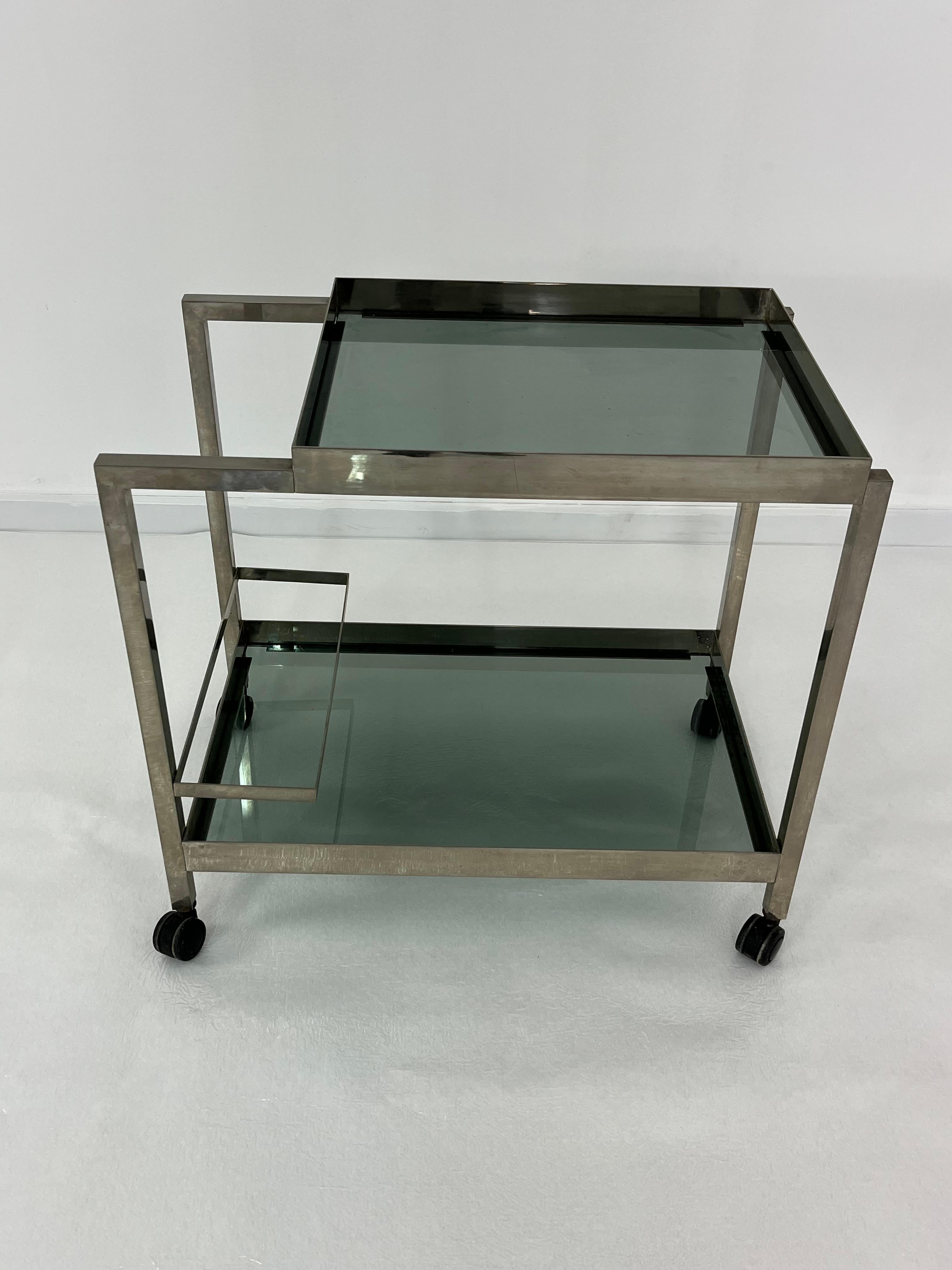 Chariot de bar en métal chromé du milieu du siècle, dessus en verre fumé, années 1960 en vente 5