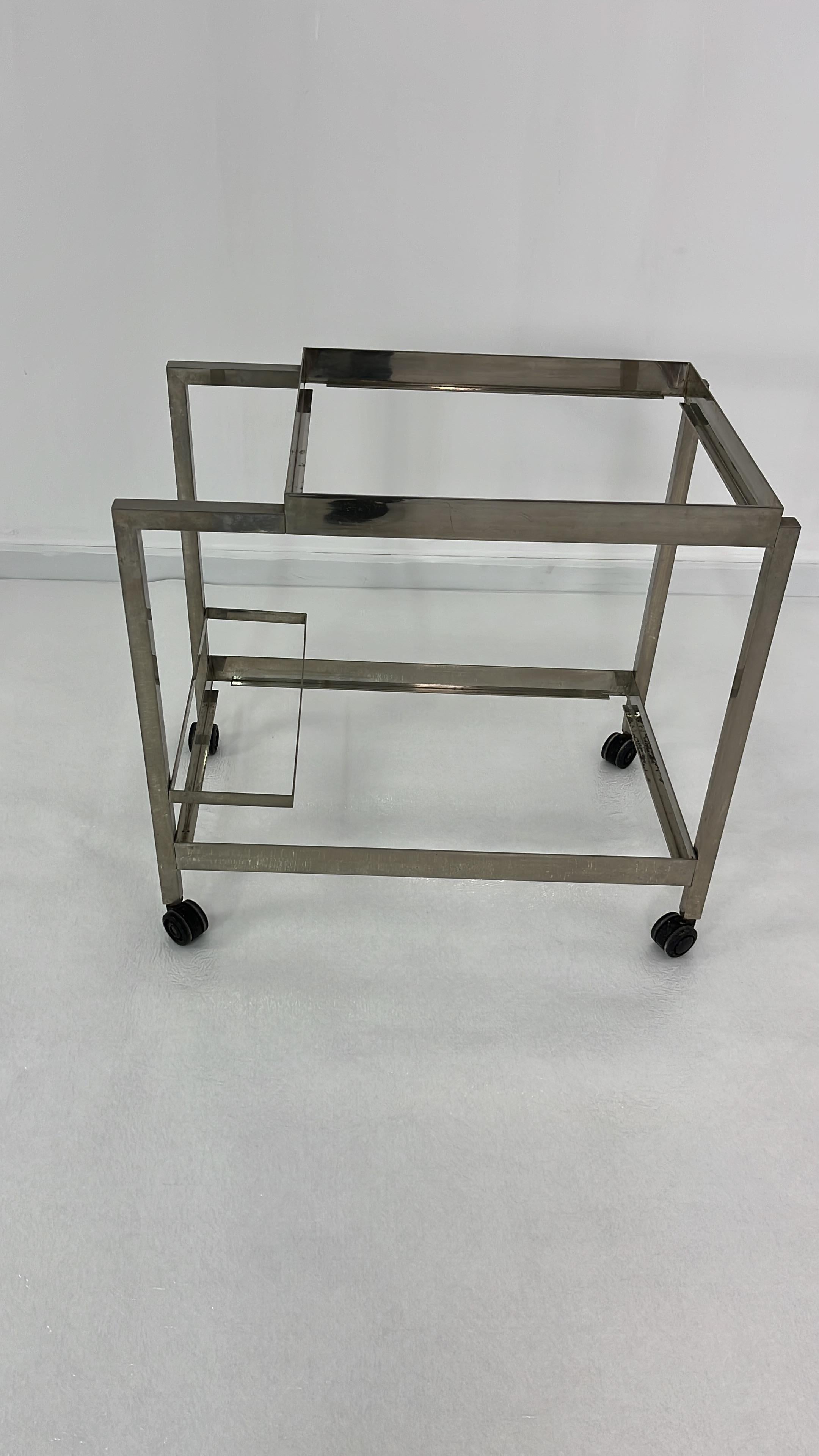 Chariot de bar en métal chromé du milieu du siècle, dessus en verre fumé, années 1960 en vente 6