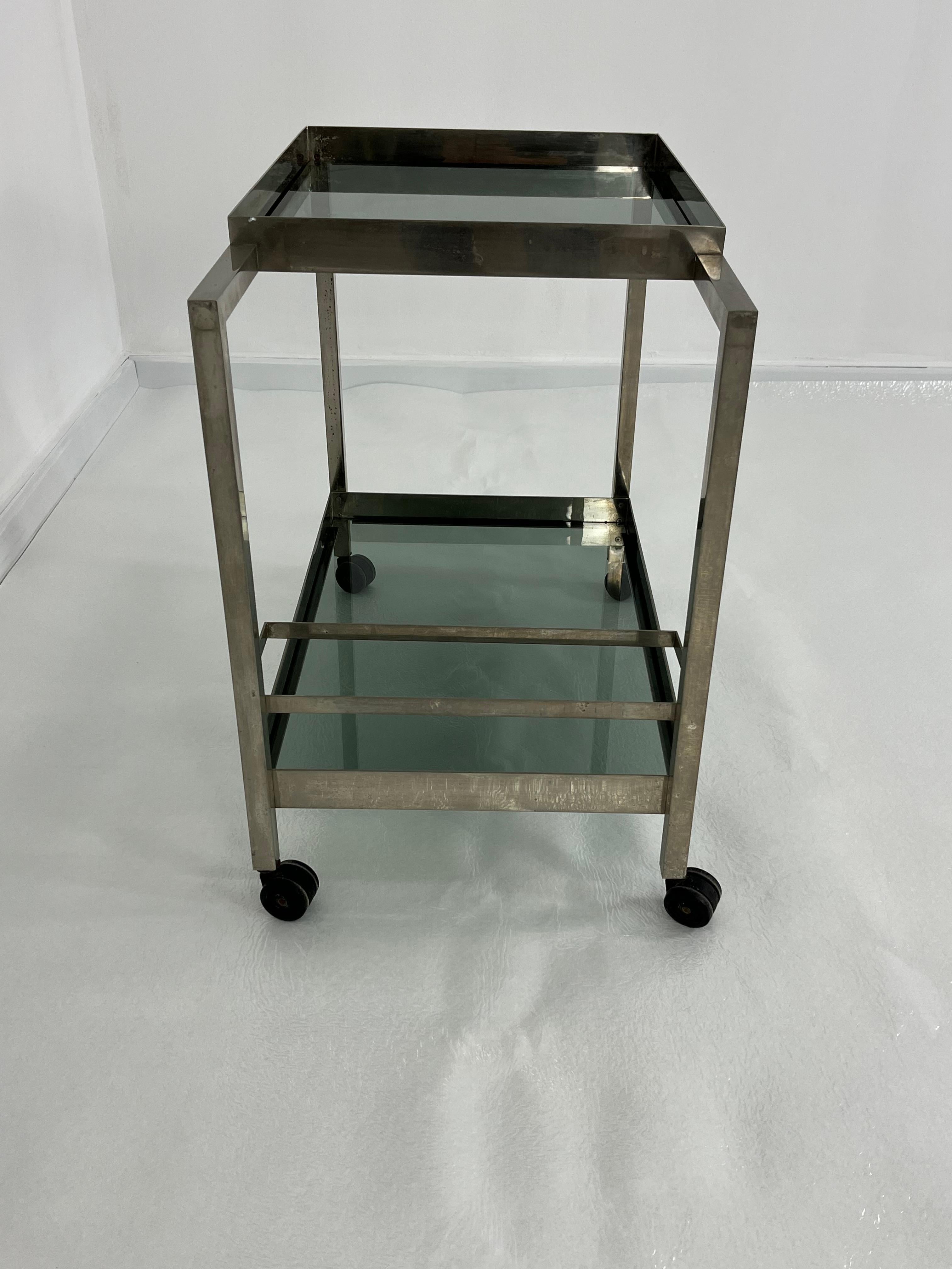 Chariot de bar en métal chromé du milieu du siècle, dessus en verre fumé, années 1960 Bon état - En vente à Palermo, IT