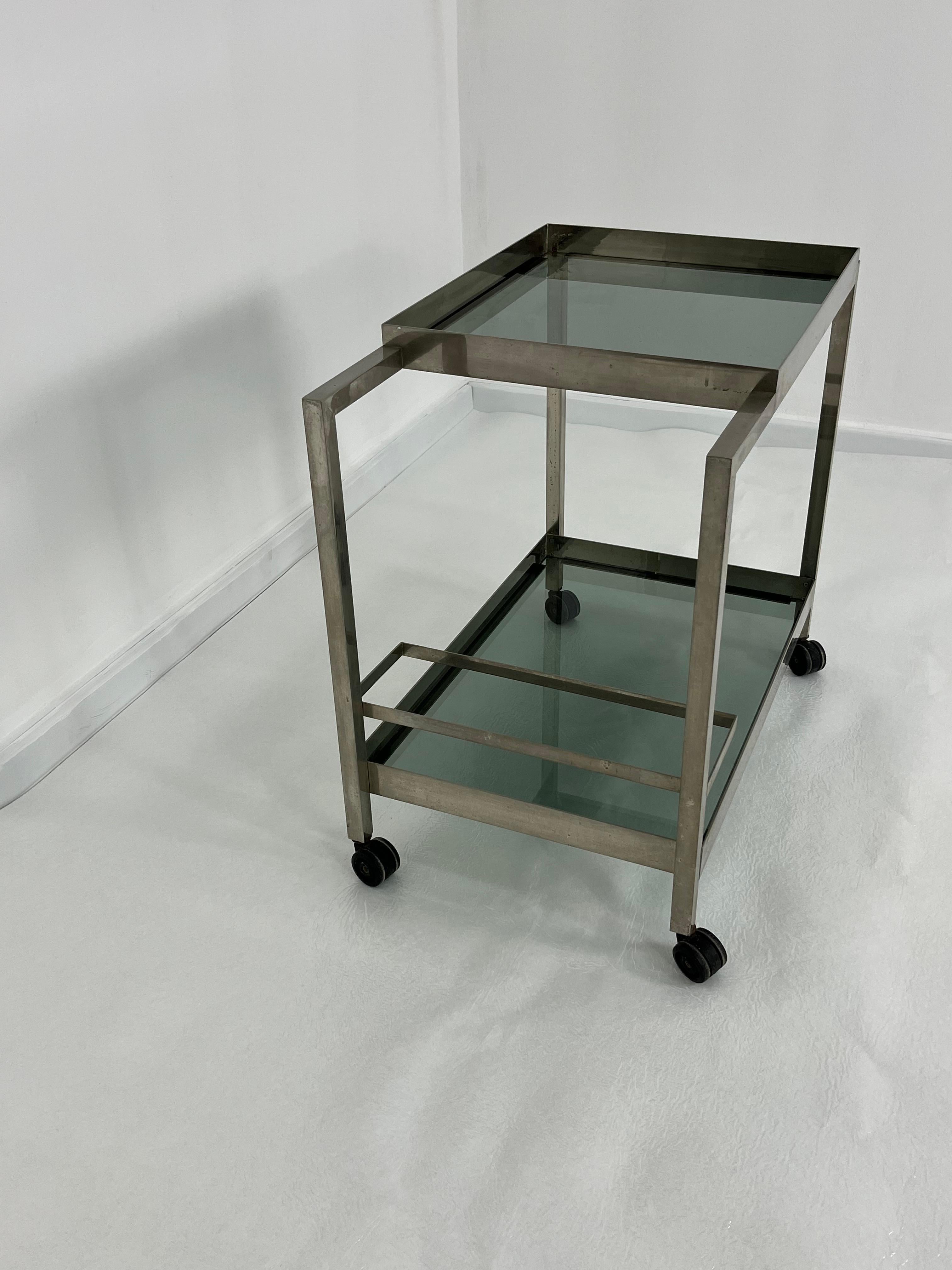 Milieu du XXe siècle Chariot de bar en métal chromé du milieu du siècle, dessus en verre fumé, années 1960 en vente