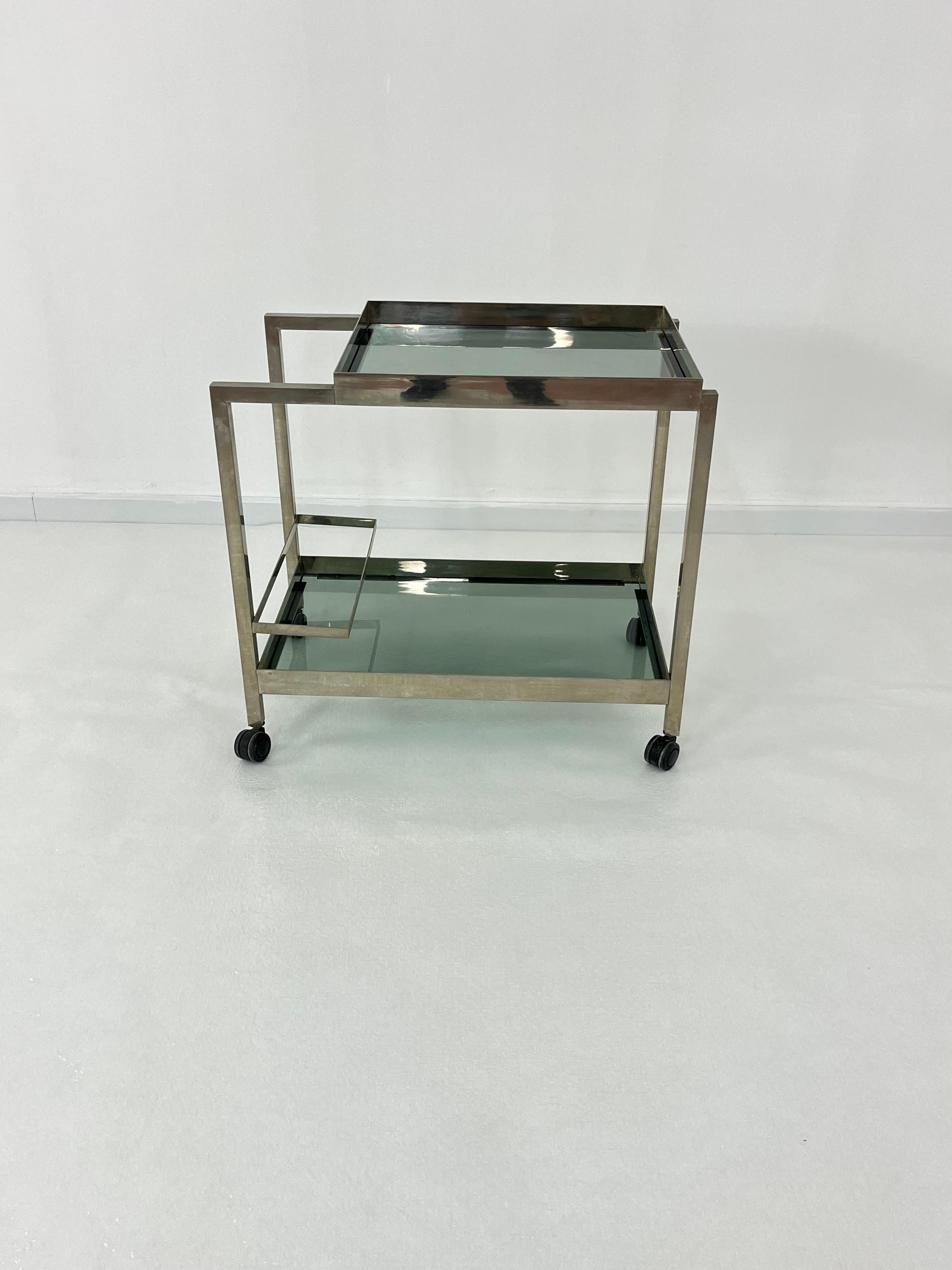 Chariot de bar en métal chromé du milieu du siècle, dessus en verre fumé, années 1960 en vente 2