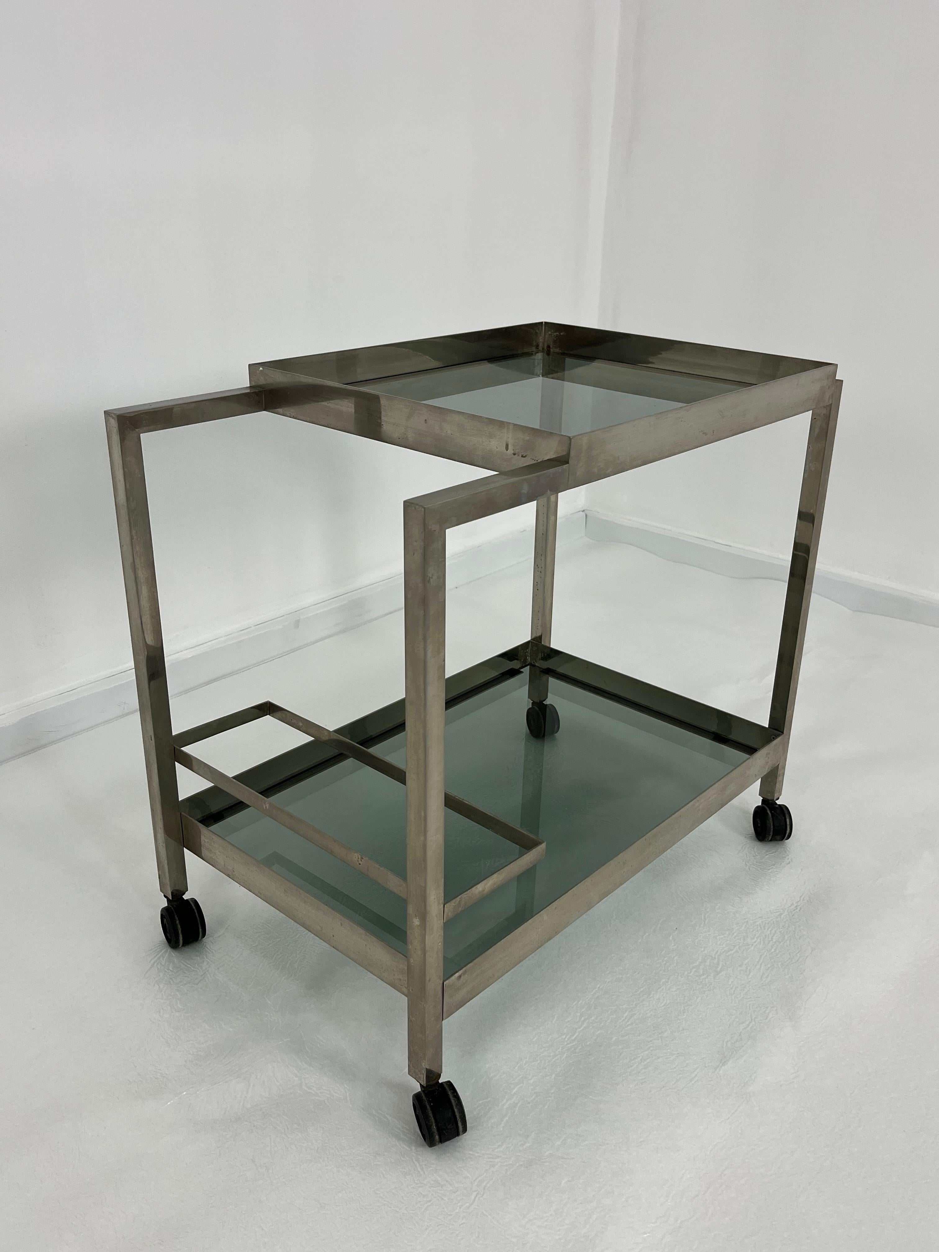 Chariot de bar en métal chromé du milieu du siècle, dessus en verre fumé, années 1960 en vente 3