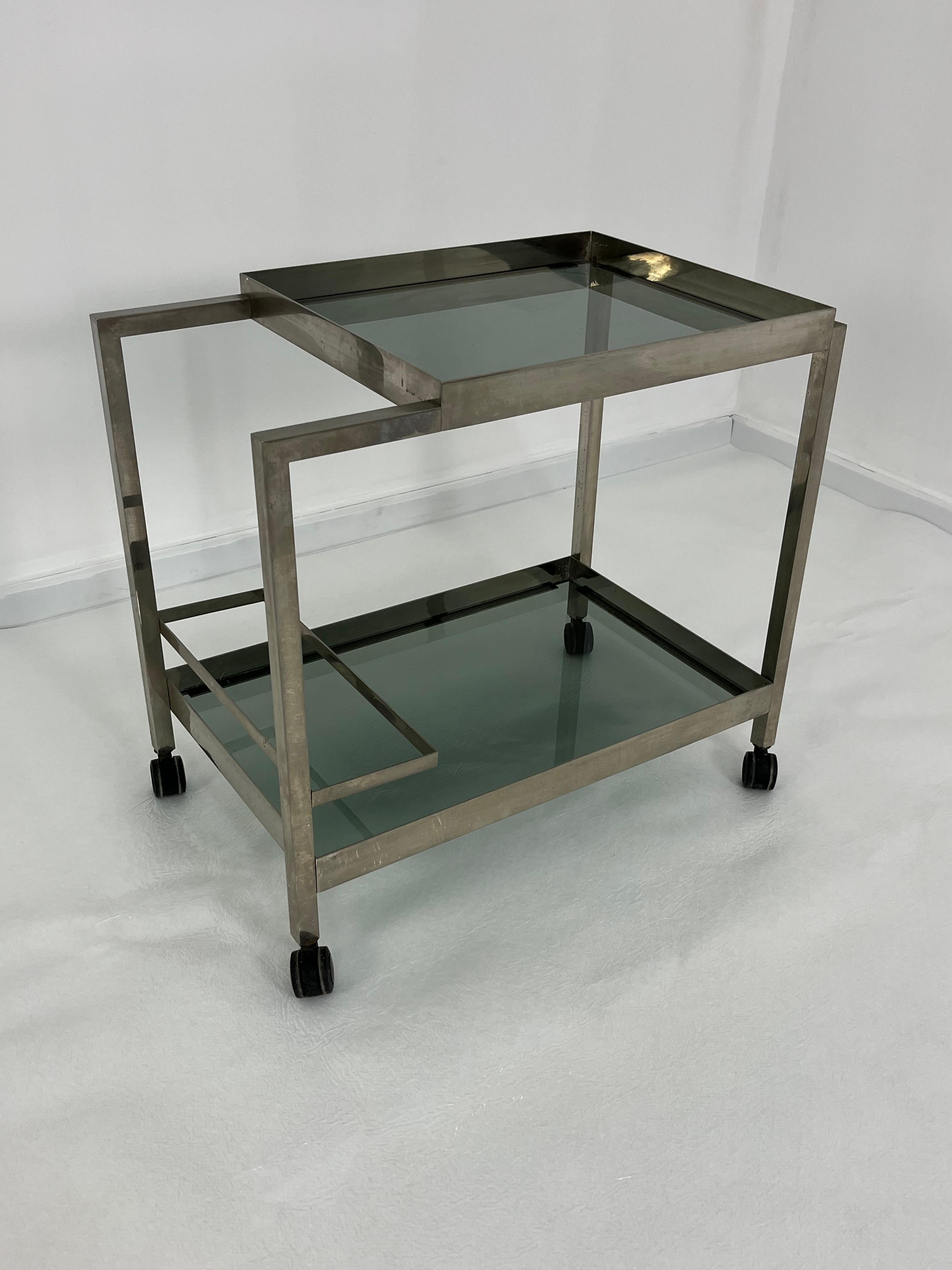 Chariot de bar en métal chromé du milieu du siècle, dessus en verre fumé, années 1960 en vente 4