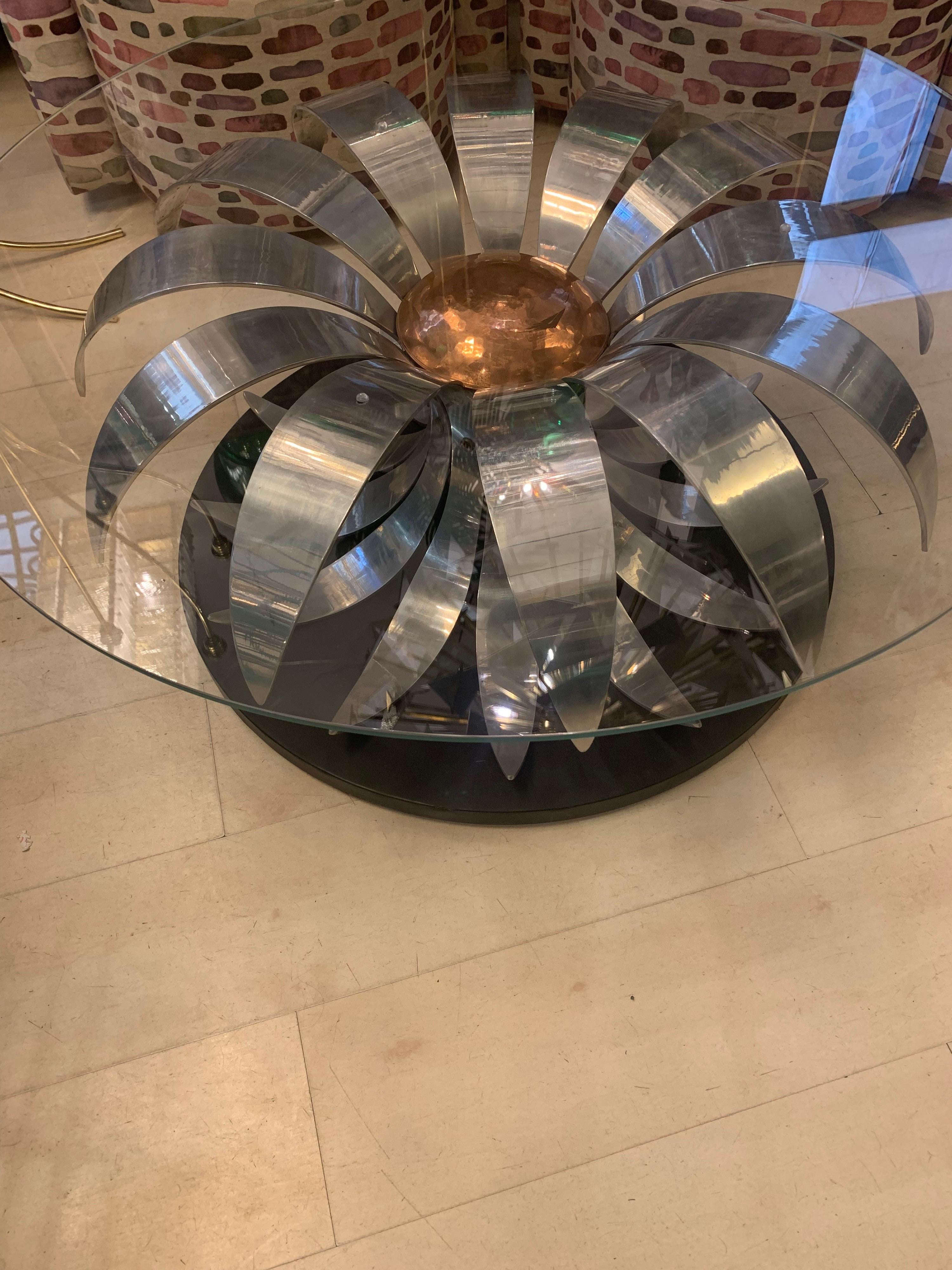 Mid-Century Chromed Metal Flower Round Coffee Table, 1950s In Good Condition In Florence, IT