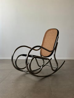 Mecedora de mediados de siglo de acero cromado y ratán de los años 70