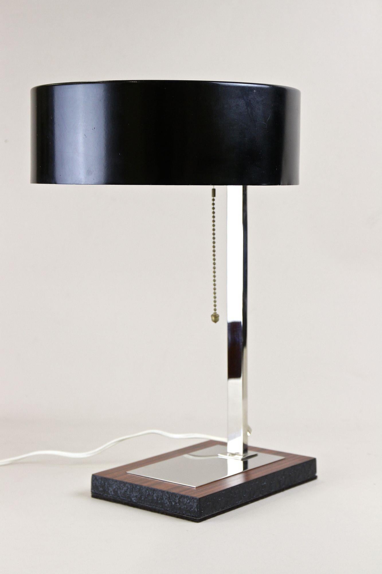 Mid-Century Chromed Table Lamp with Black Metal Lamp Shade, Austria, circa 1950 For Sale 4