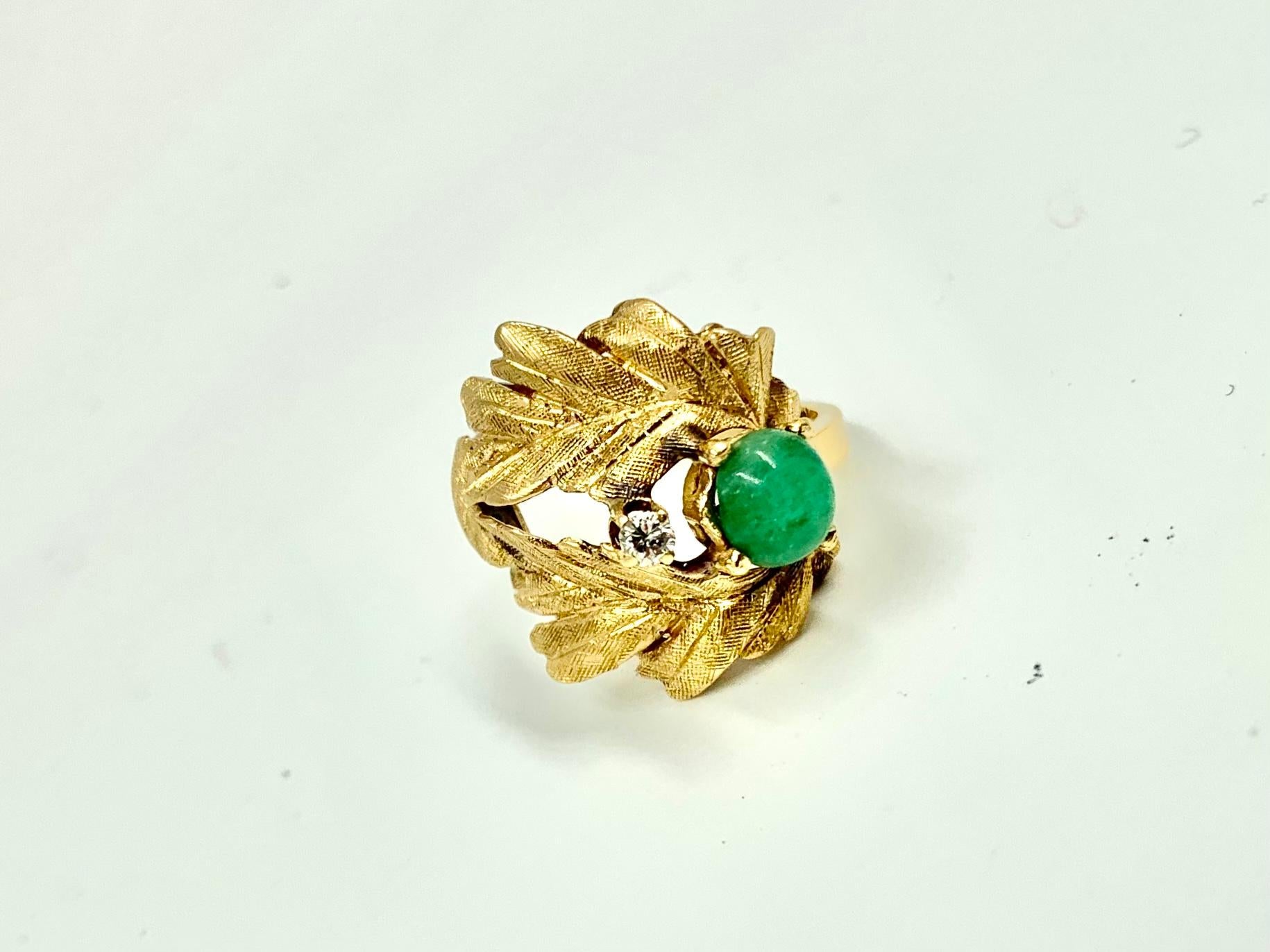 Neoclassical Mid Century Chrysoprase Diamond 14K Yellow Gold Textured Laurel Wreath Ring For Sale