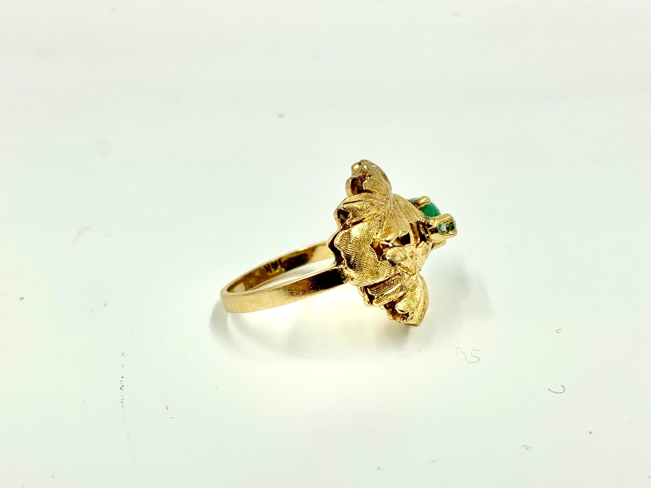 Mid Century Chrysoprase Diamond 14K Yellow Gold Textured Laurel Wreath Ring In Good Condition For Sale In New York, NY