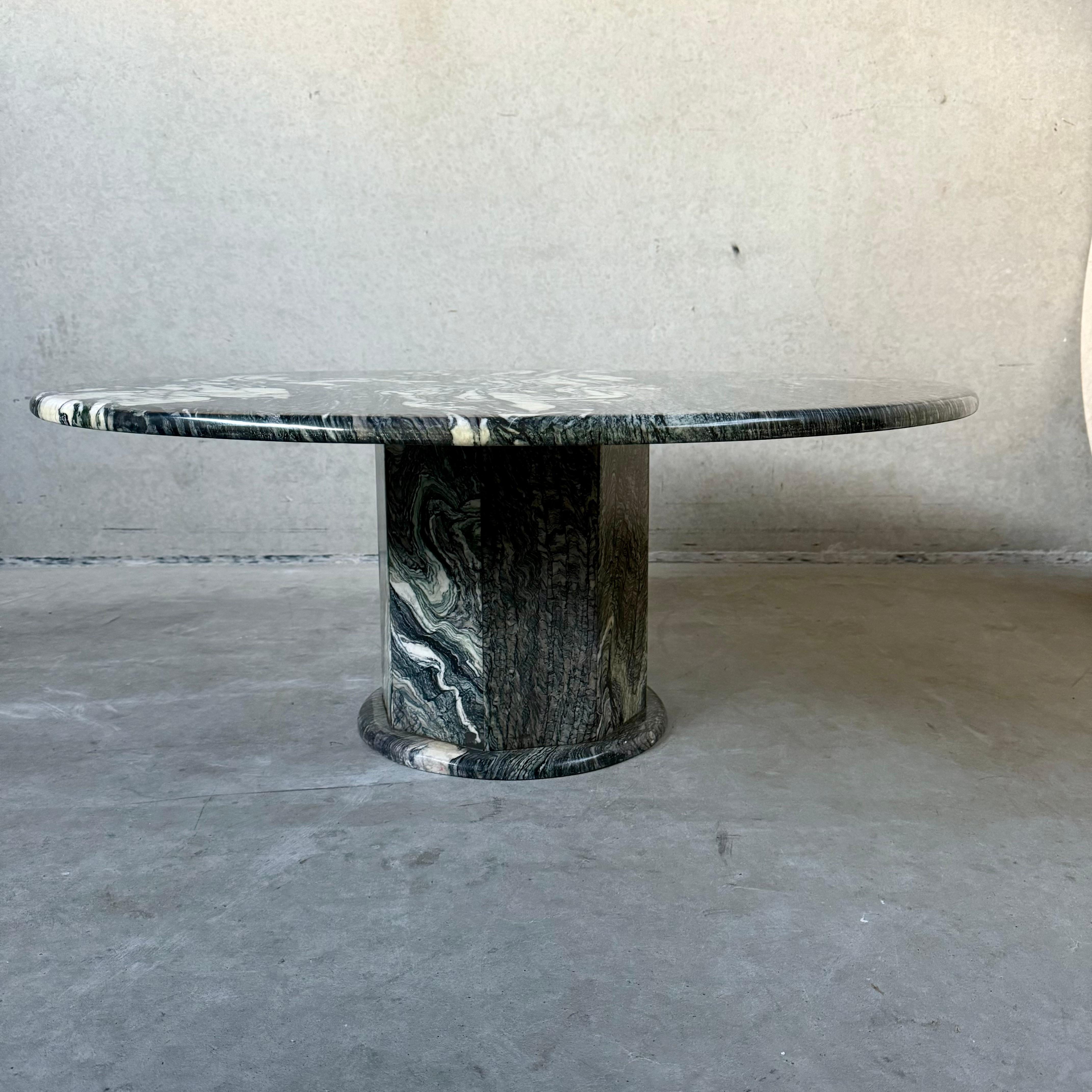 Table basse ronde en marbre Cipollino du milieu du siècle en vente 3