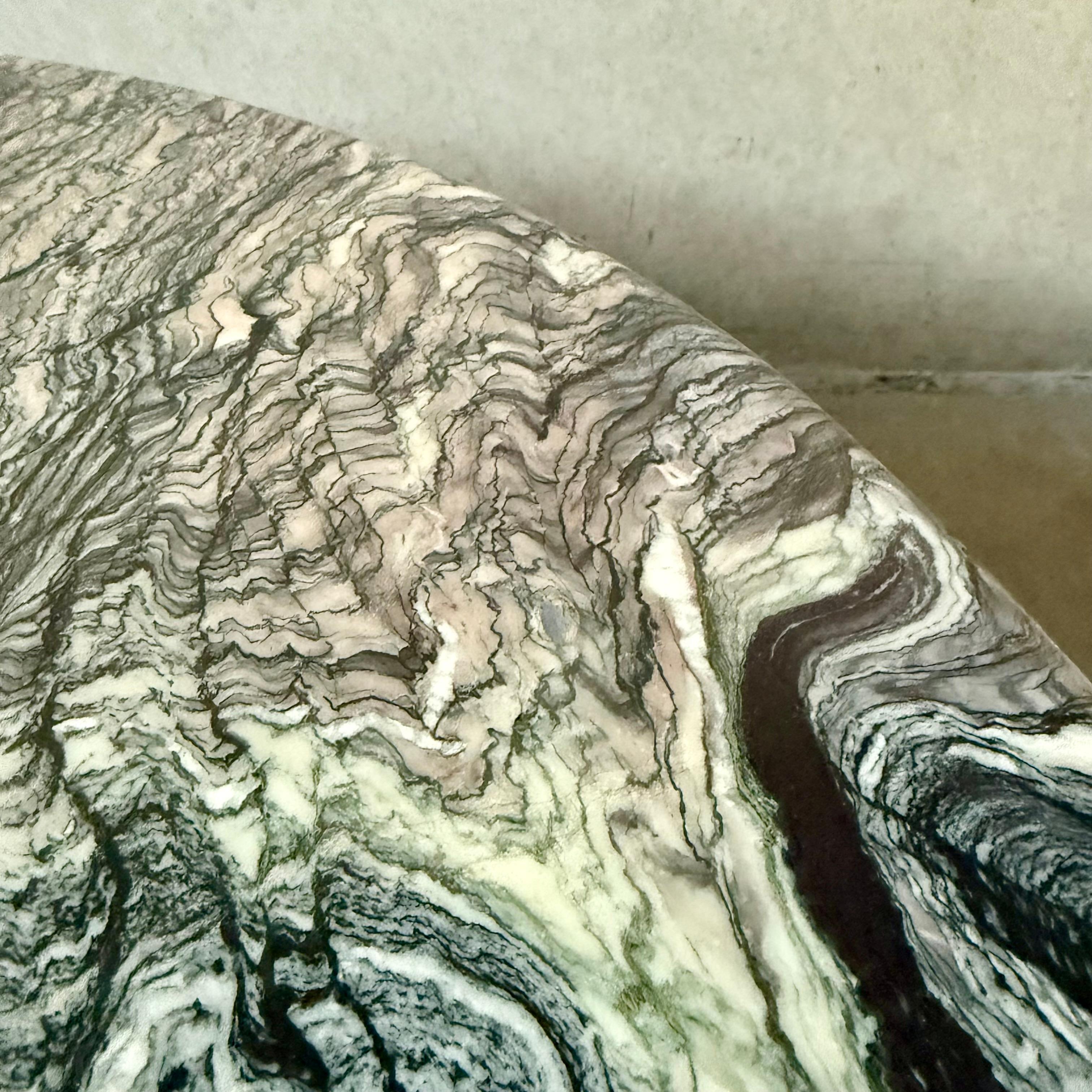Marbre Table basse ronde en marbre Cipollino du milieu du siècle en vente