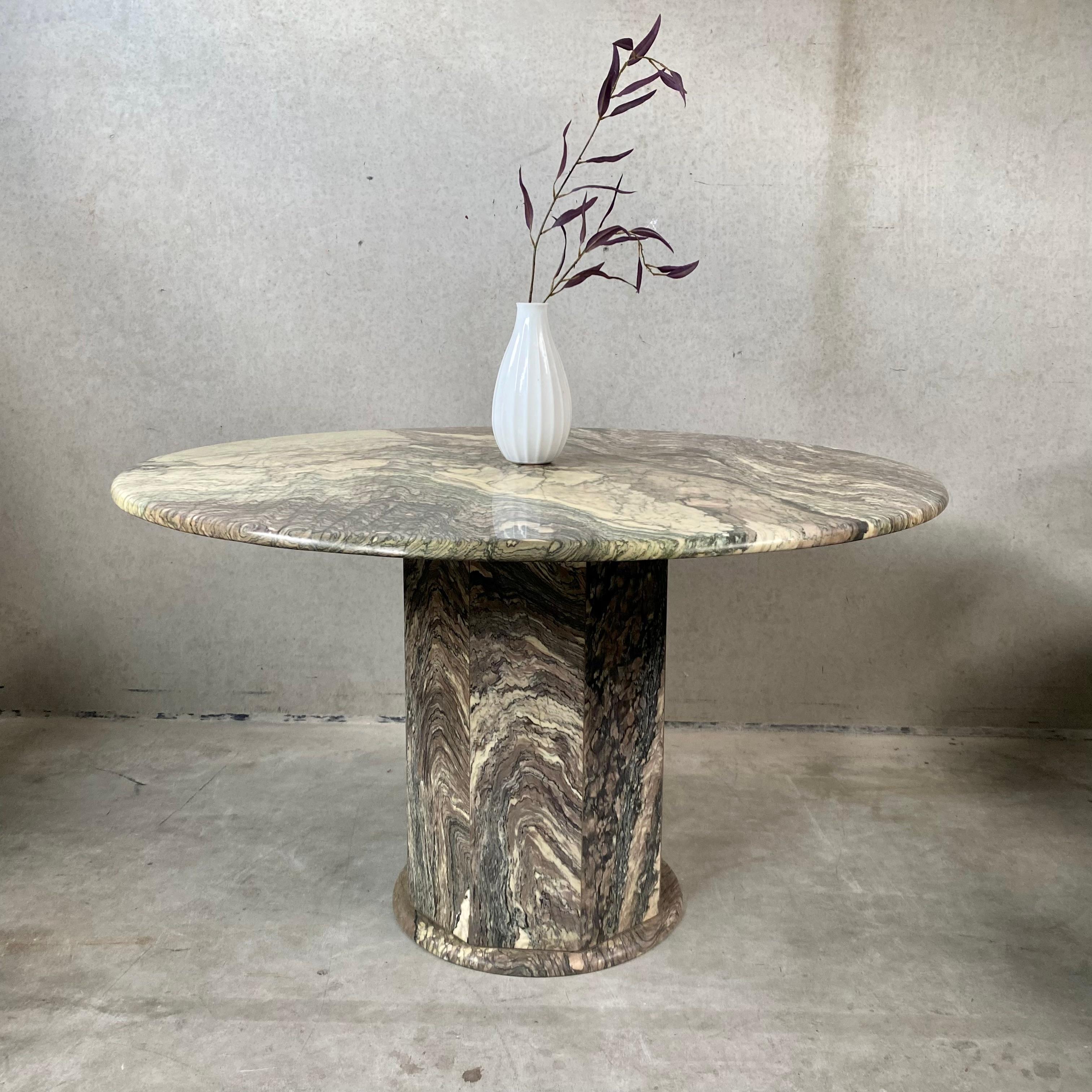 Introducing the Exquisite Vintage Cipollino Marble Round Dining Table - Italian Design 1980

Enhance your dining space with timeless elegance through our captivating Vintage Cipollino Marble Round Dining Table. This exquisite piece, hailing from the