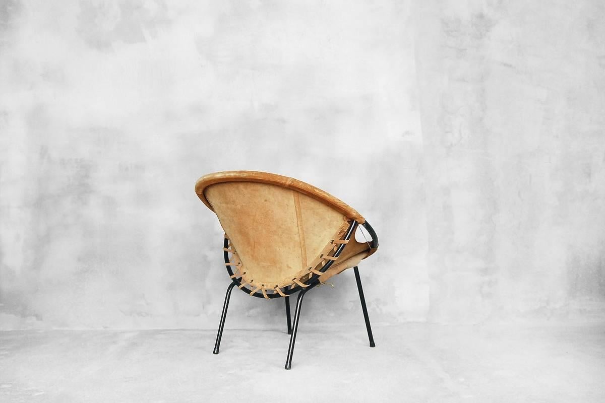 Dieser Kreisstuhl oder Balloon Chair wurde in den 1960er Jahren von Lusch Erzeugnis für Lusch & Co in Deutschland entworfen. Das Gestell ist aus schwarzem Metall und die Sitze sind aus Wildleder mit natürlicher Patina.