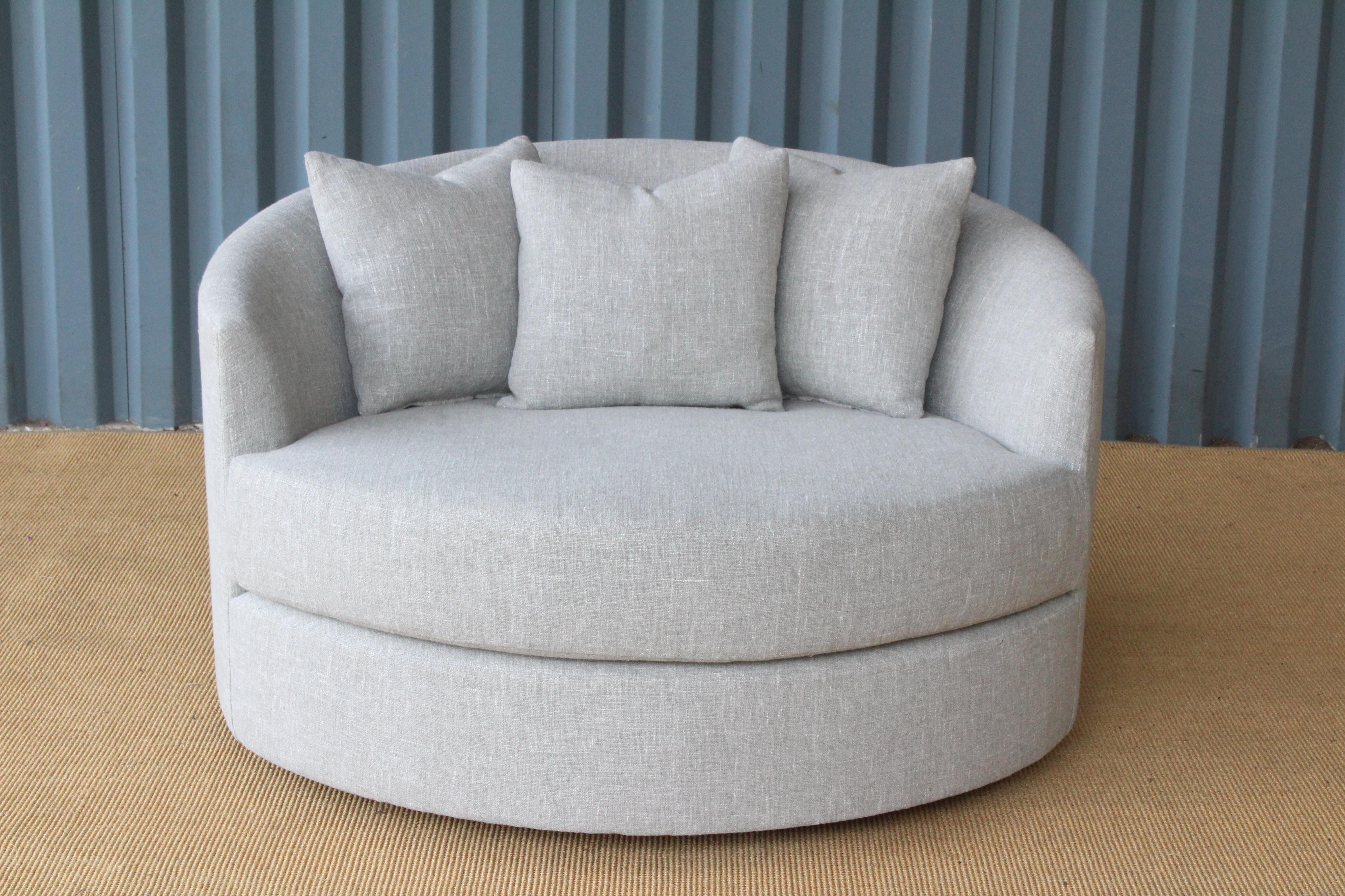 chaise longue circulaire des années 1960 sur roulettes. Nouvelle tapisserie en lin belge gris doux. Comprend trois oreillers remplis de duvet.