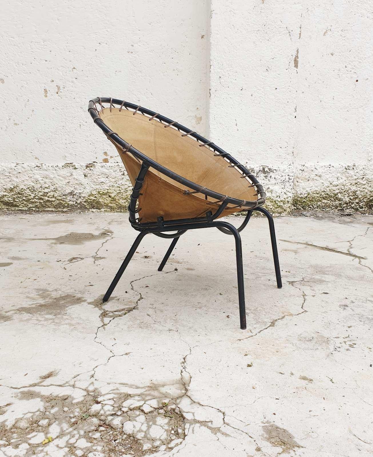 Rare vintage Circle Chair attributted to Lusch Erzeugnis and made in Germany in '60s.
The chair is made of black coloured metal frame and brown suede leather.
It is very stable and the leather is very well preserved, with sign of use.
This super