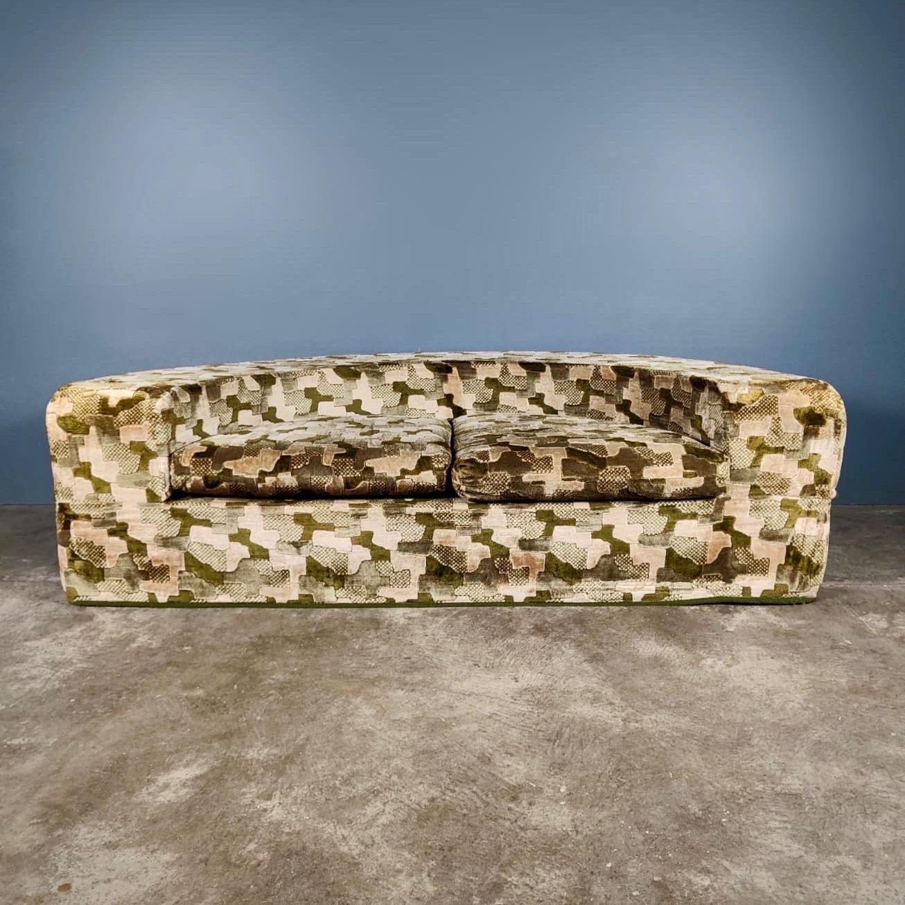 Mid Century Circle Sofa Bed Vintage Geometric Pattern Retro MCM In Excellent Condition In Cambridge, GB