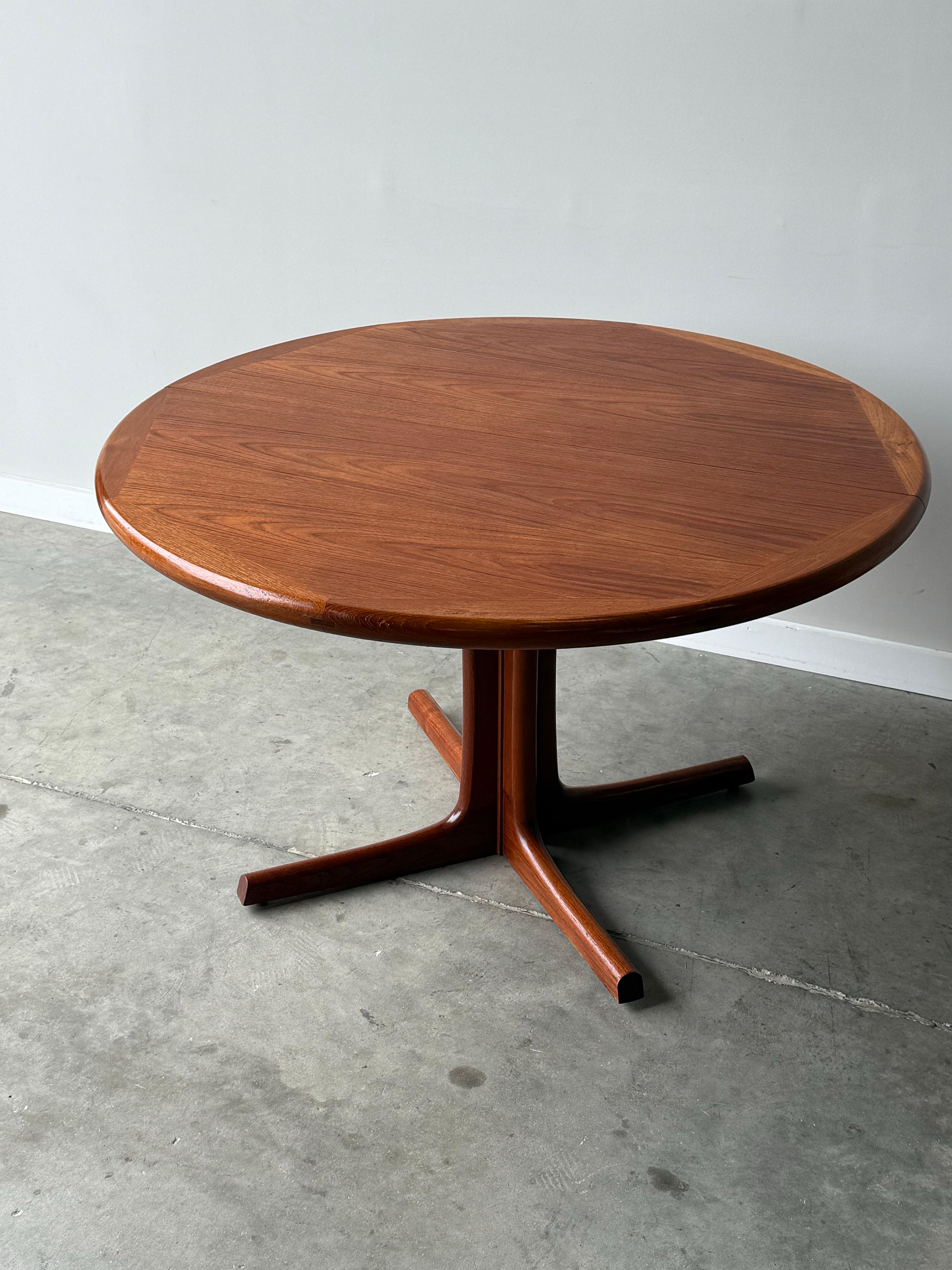 Mesa de comedor circular de mediados de siglo by Dyrlund en venta 3
