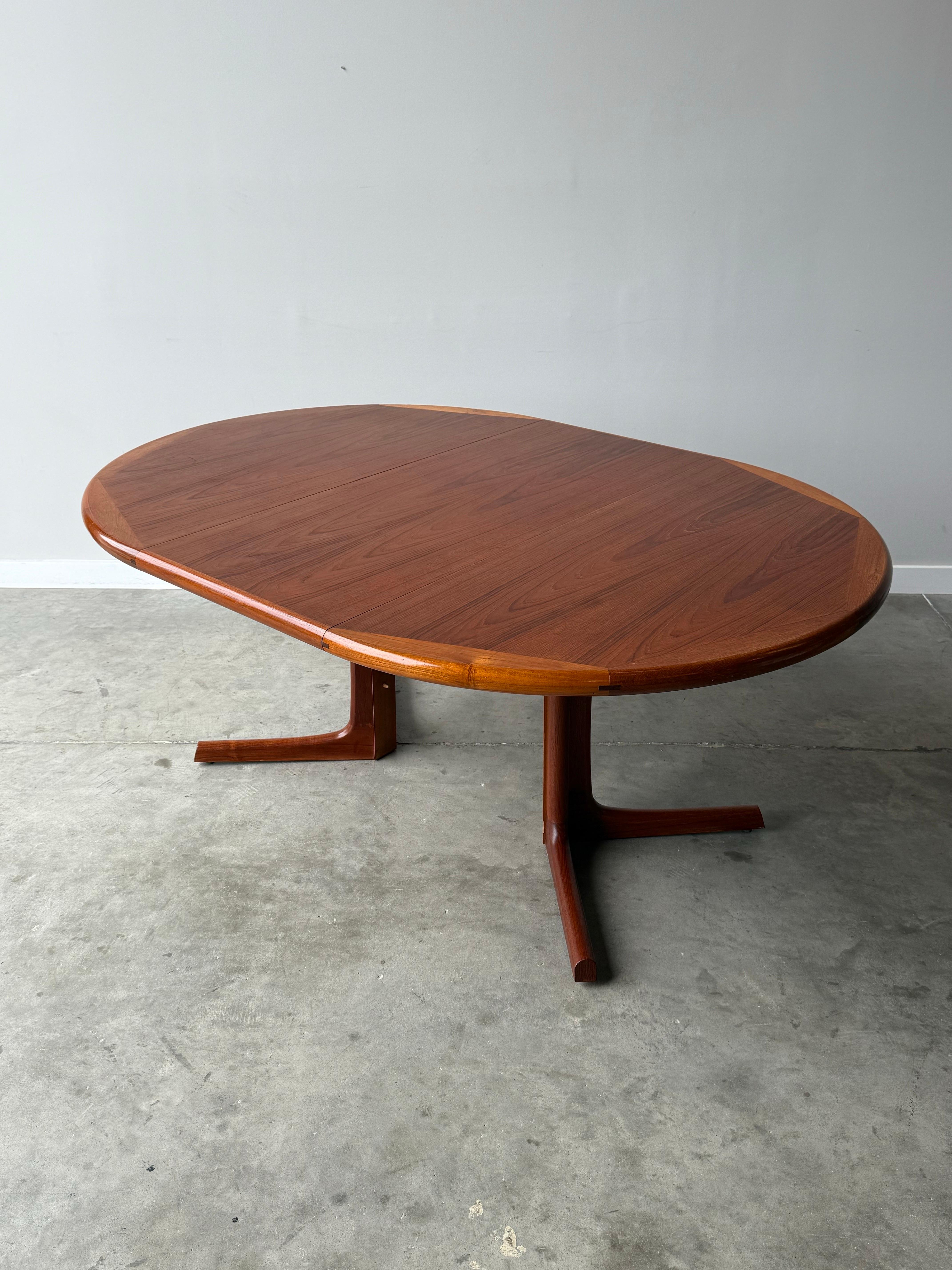 Mesa de comedor circular de mediados de siglo by Dyrlund en venta 4