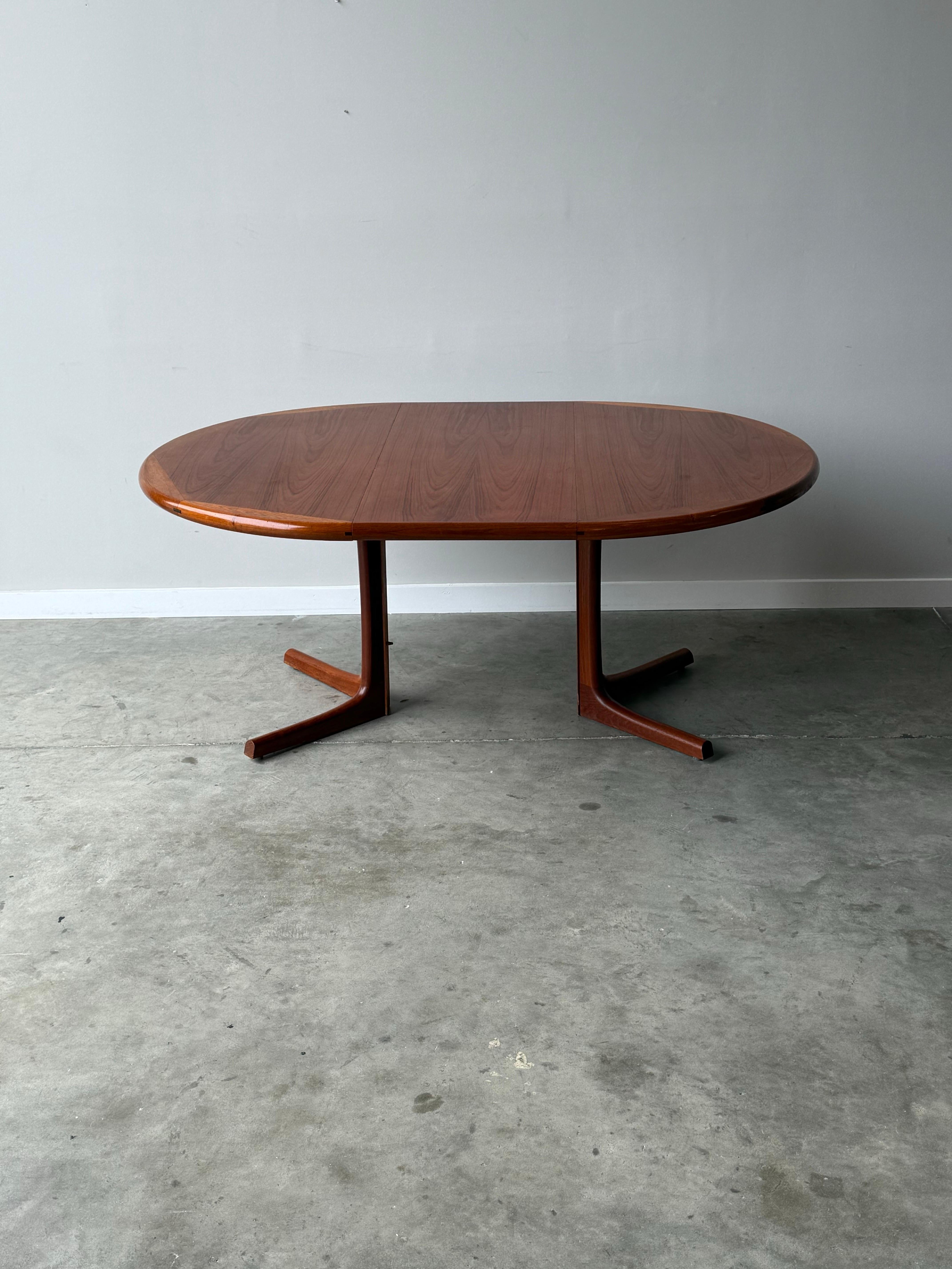 Mesa de comedor de mediados de siglo, fabricada en Dinamarca por Dyrlund. Esta mesa de comedor crea un círculo perfecto sin la extensión de la hoja y se amplía a un óvalo si se desea. Fabricado en rica madera de teca y con un fantástico borde. Hemos