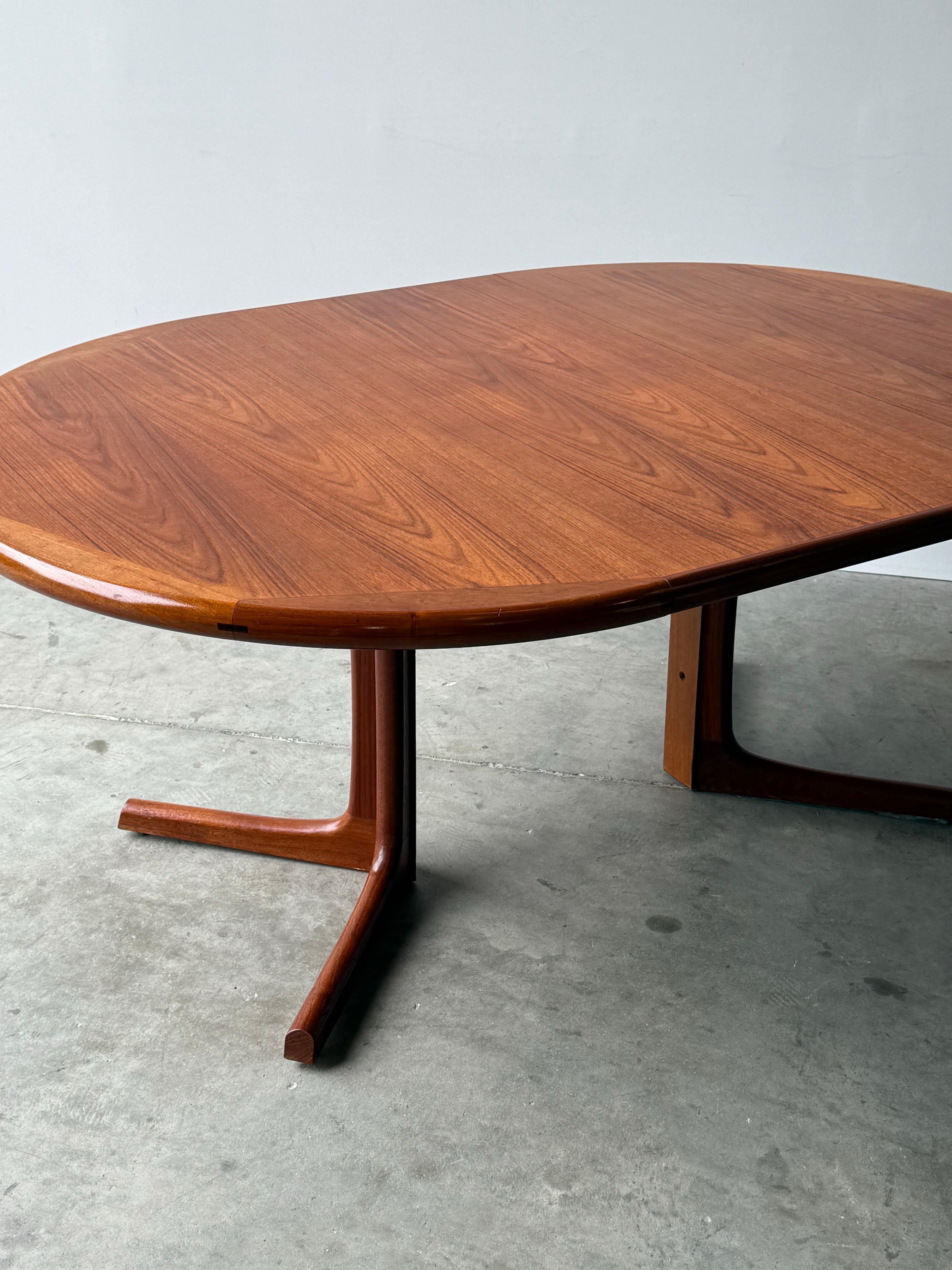 Mesa de comedor circular de mediados de siglo by Dyrlund Moderno de mediados de siglo en venta
