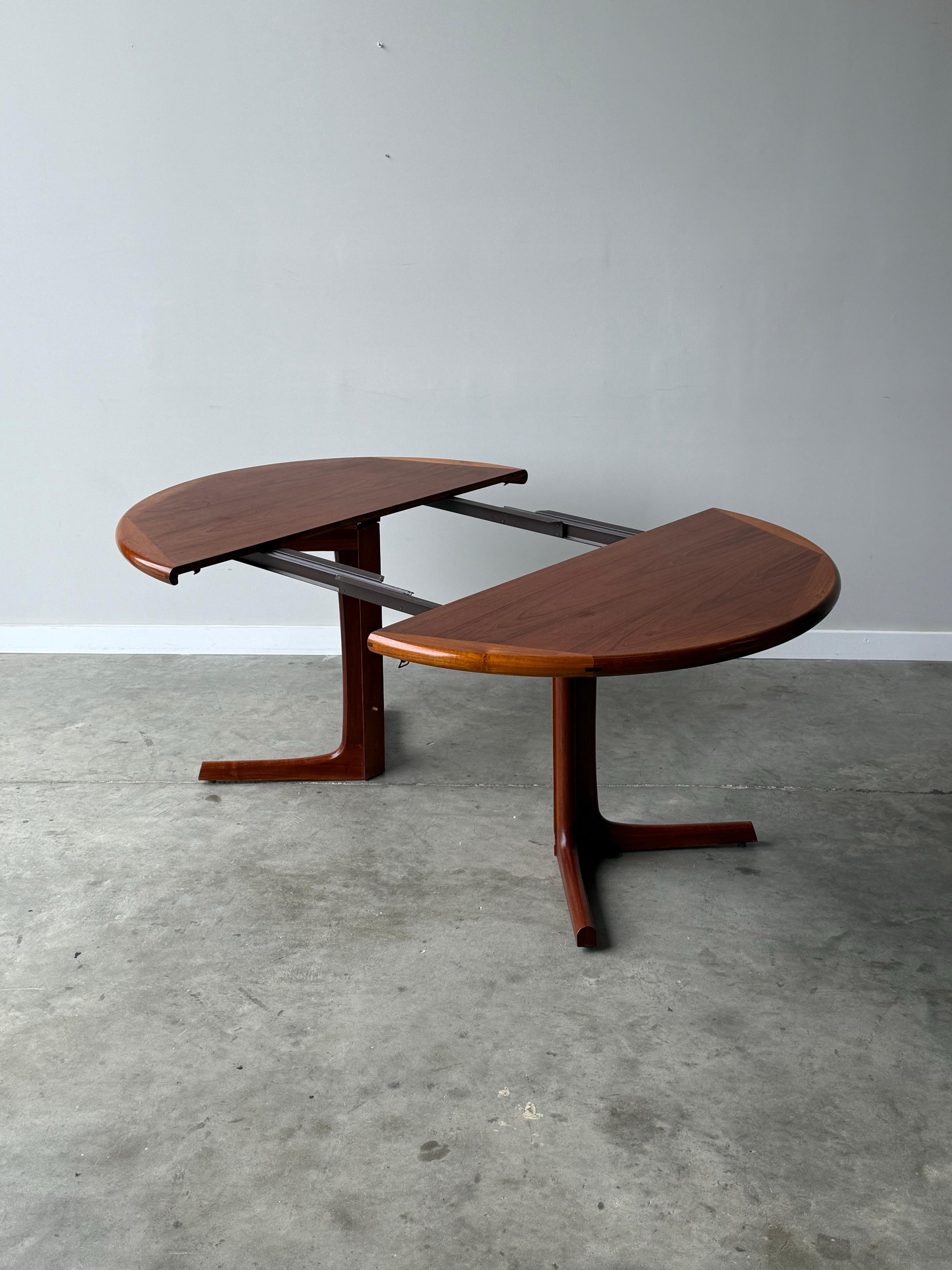 Mesa de comedor circular de mediados de siglo by Dyrlund Danés en venta