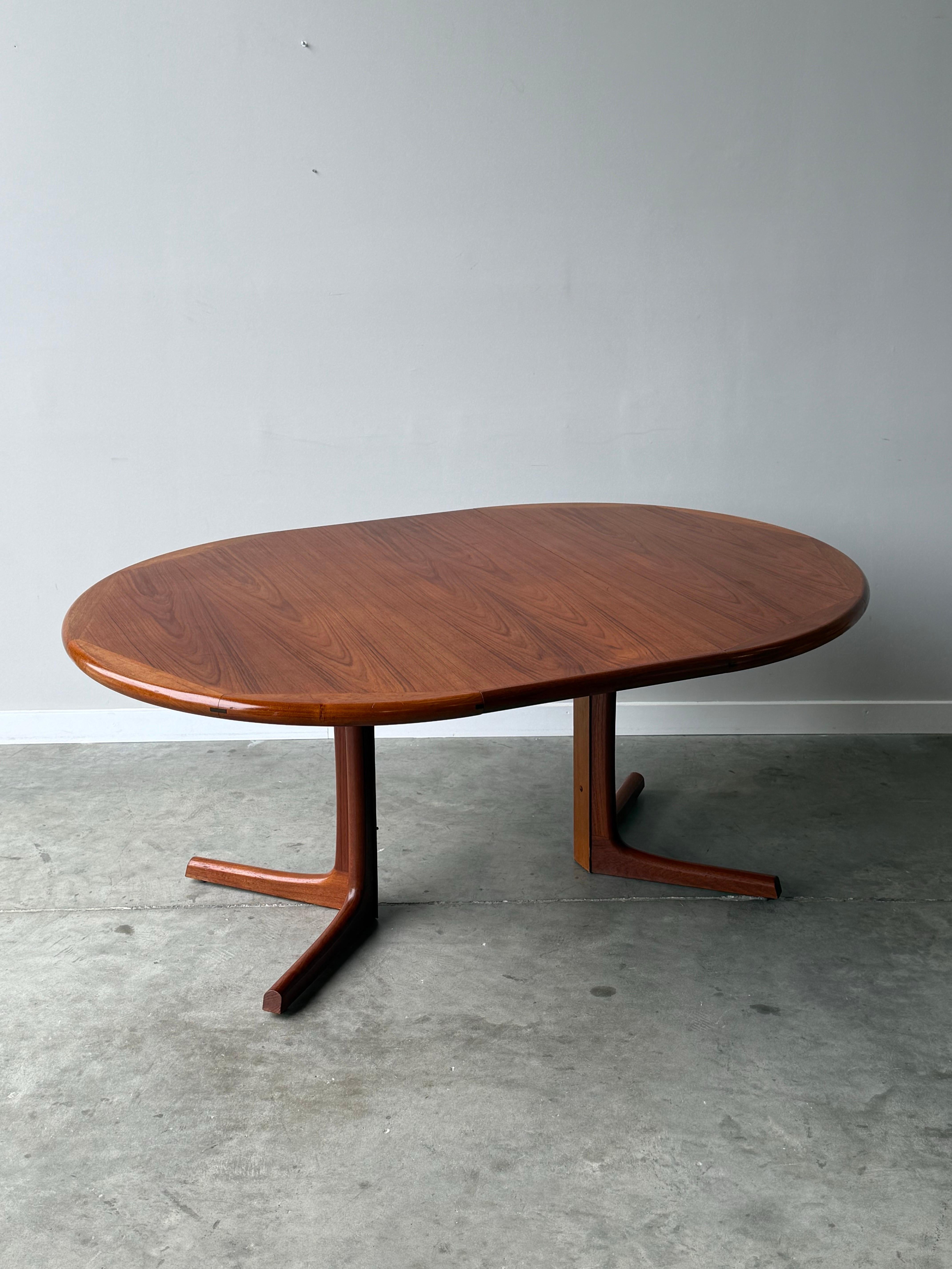 Mesa de comedor circular de mediados de siglo by Dyrlund finales del siglo XX en venta