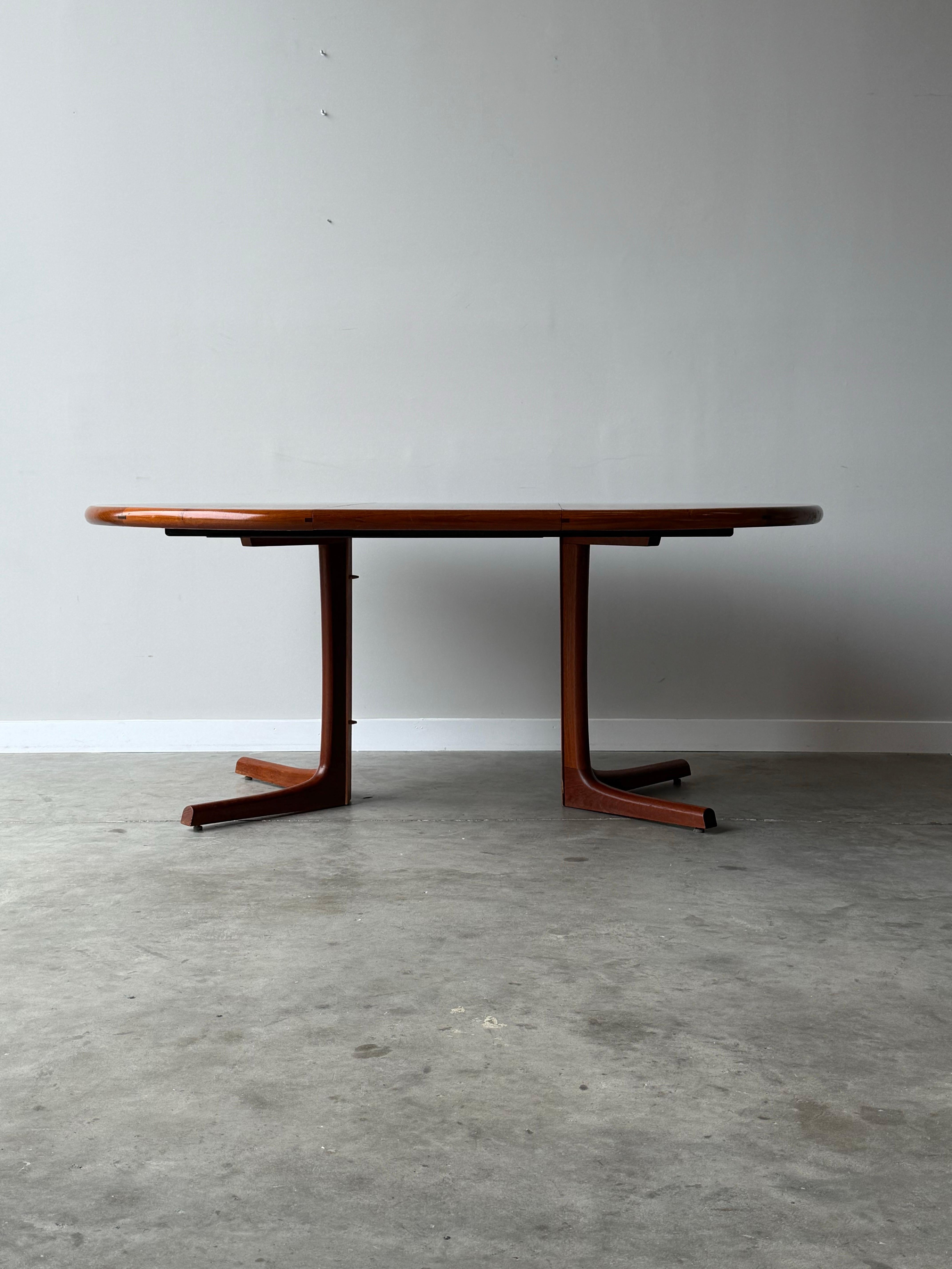 Mesa de comedor circular de mediados de siglo by Dyrlund Madera en venta