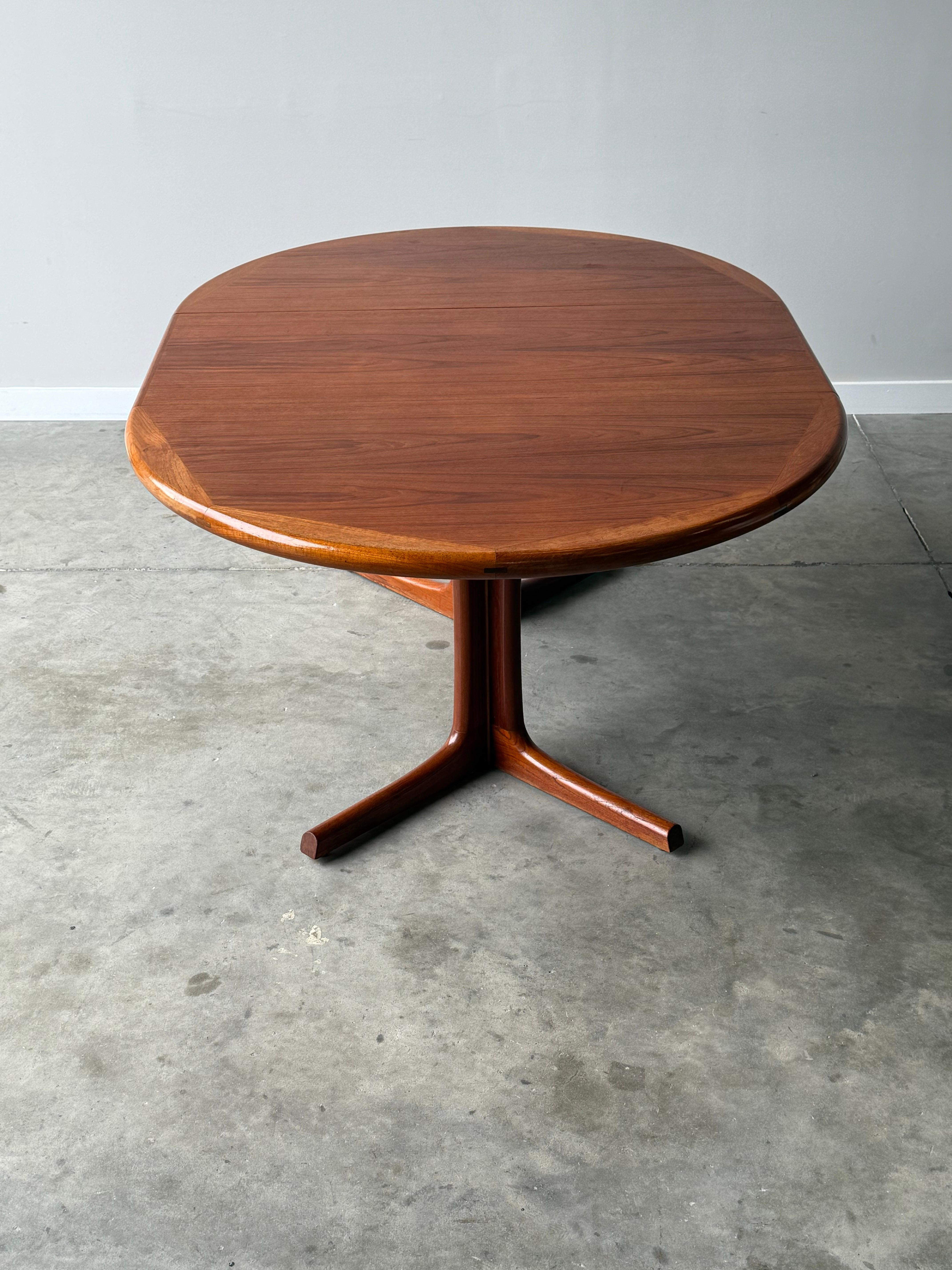 Mesa de comedor circular de mediados de siglo by Dyrlund en venta 2