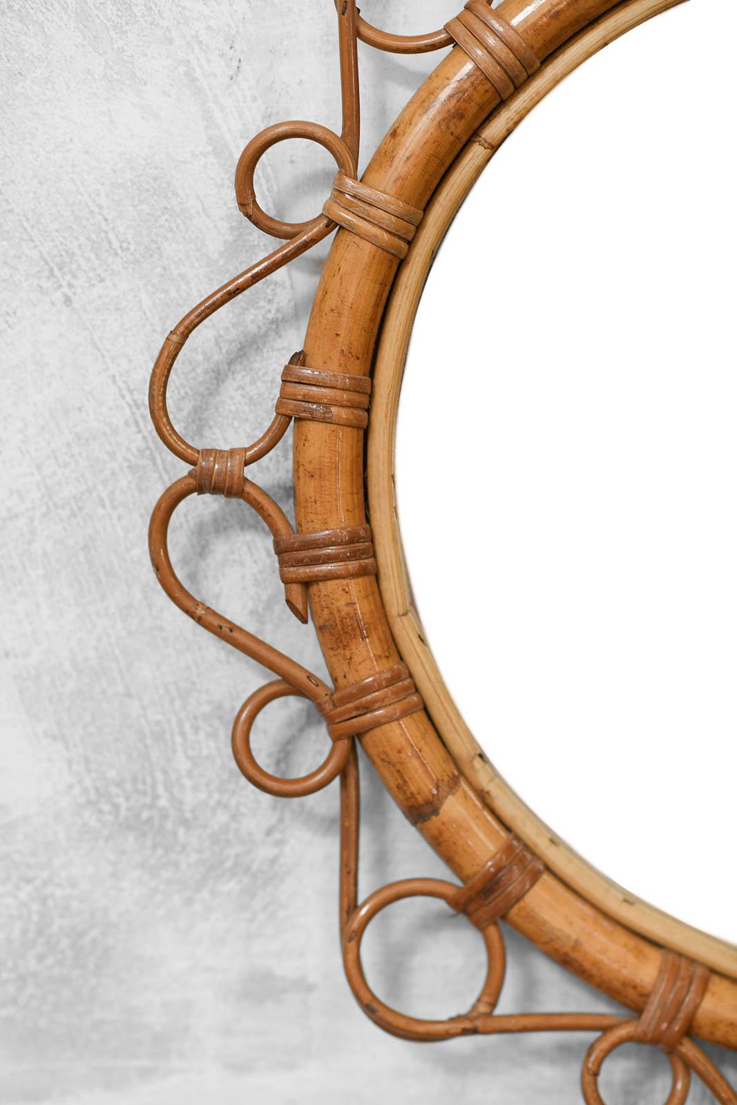 Mid-Century Circular Rattan Mirror With Handwoven Thin Patterns In Good Condition For Sale In Roma, RM