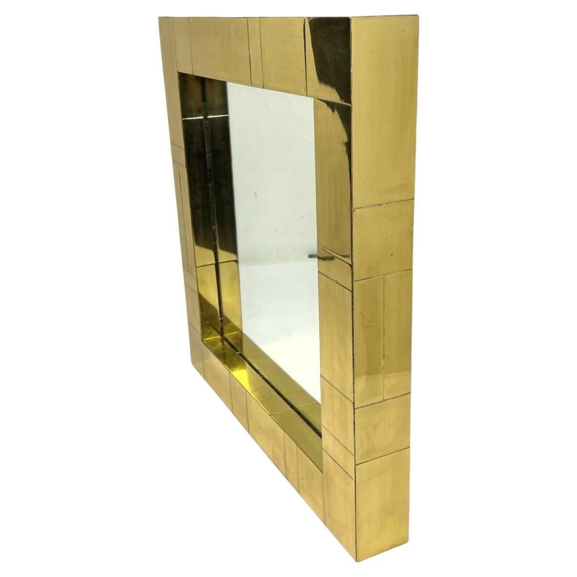 Specchio da parete in ottone cubista con paesaggio urbano di metà secolo. La costruzione è di alta qualità e ha un certo peso. Condizioni vintage molto pulite e buone. Pronto all'uso. Prodotto negli Stati Uniti. Non ci sono etichette ma