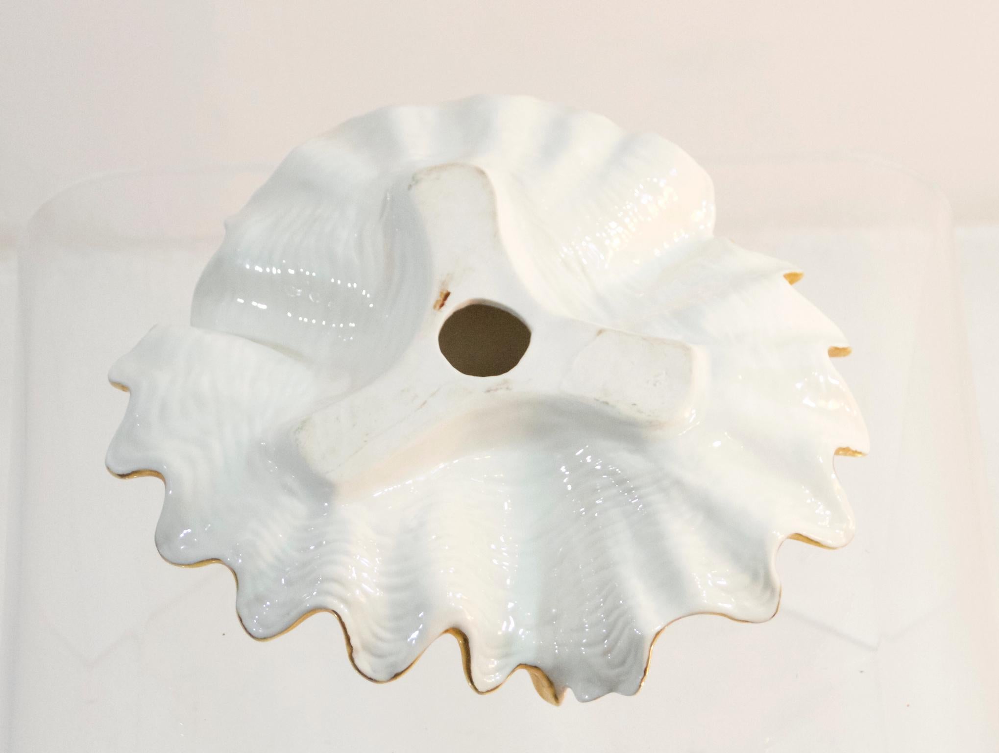 Mid Century Clam Shell Porcelain Bowl by Capodimonte, Italy In Good Condition For Sale In Albano Laziale, Rome/Lazio