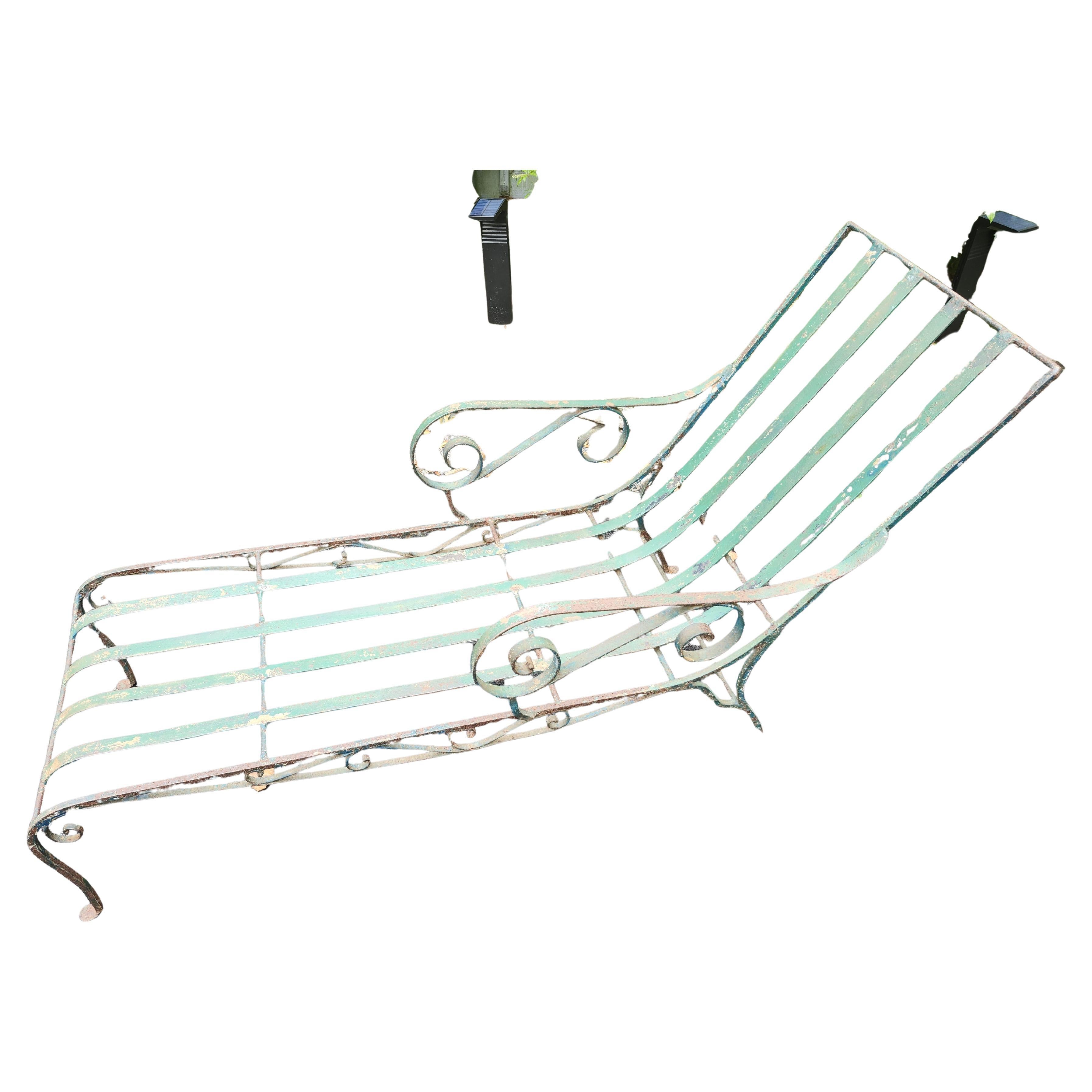 Mid Century Classic Heavy Iron Chaise Lounge von Salterini C1945 restauriert (Eisen) im Angebot
