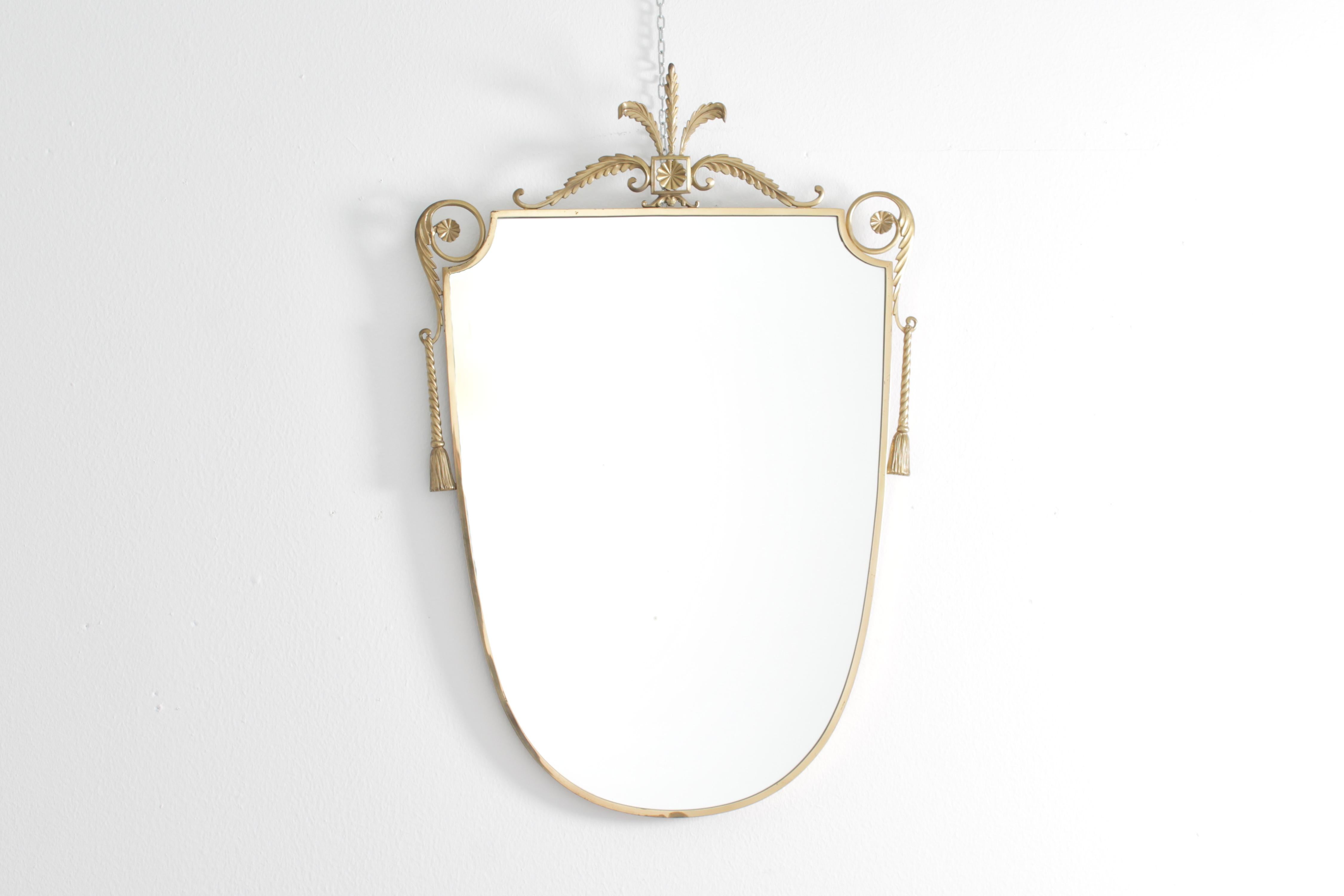 Valuable classic style wall mirror with frame and elegant decorative elements in golden brass. Captivating Italian creation from the 1950s.
Wear consistent with age and use.