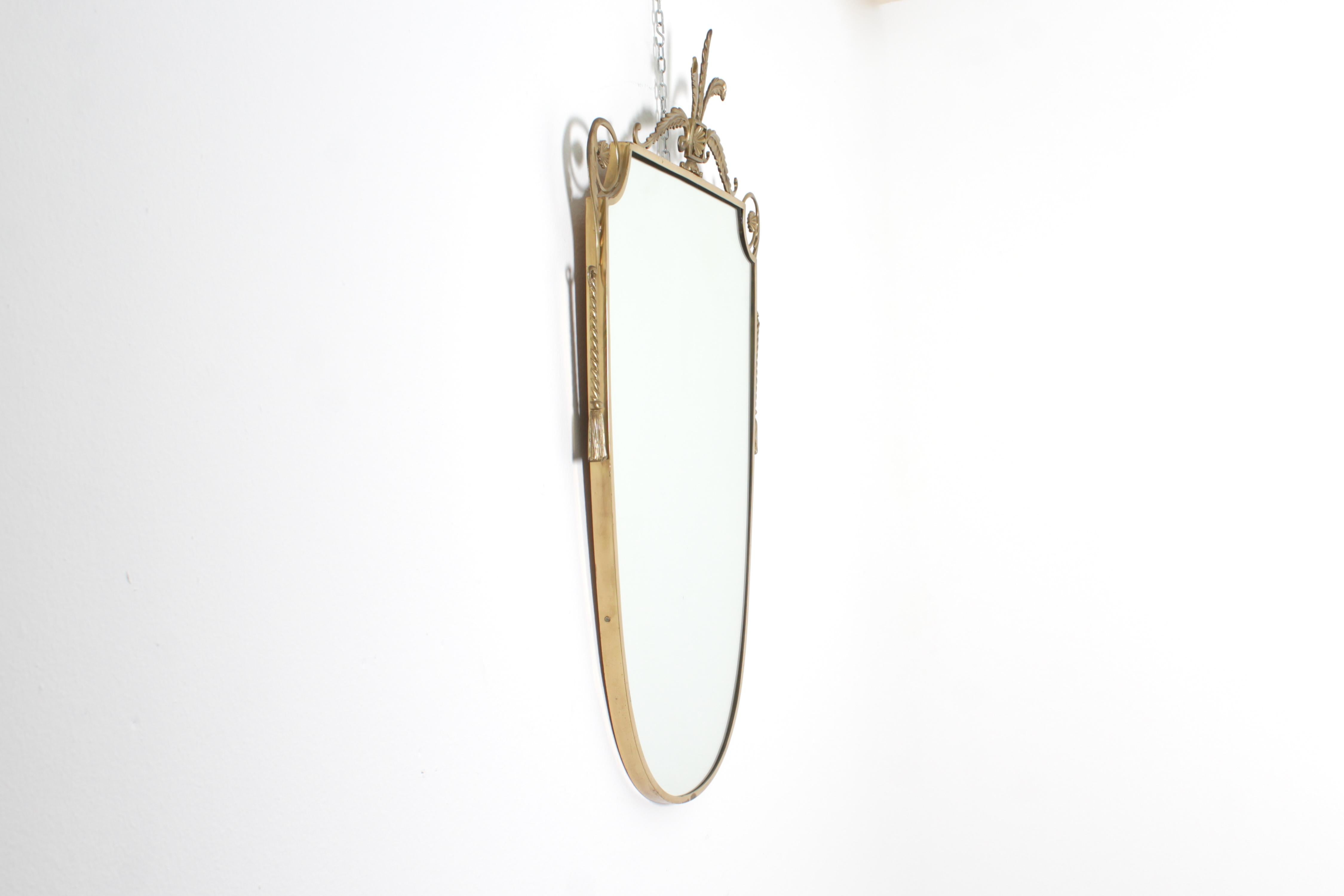 Mid-Century Classic Italian Style Wall Mirror with Golden Brass Friezes 50s In Good Condition For Sale In Palermo, IT