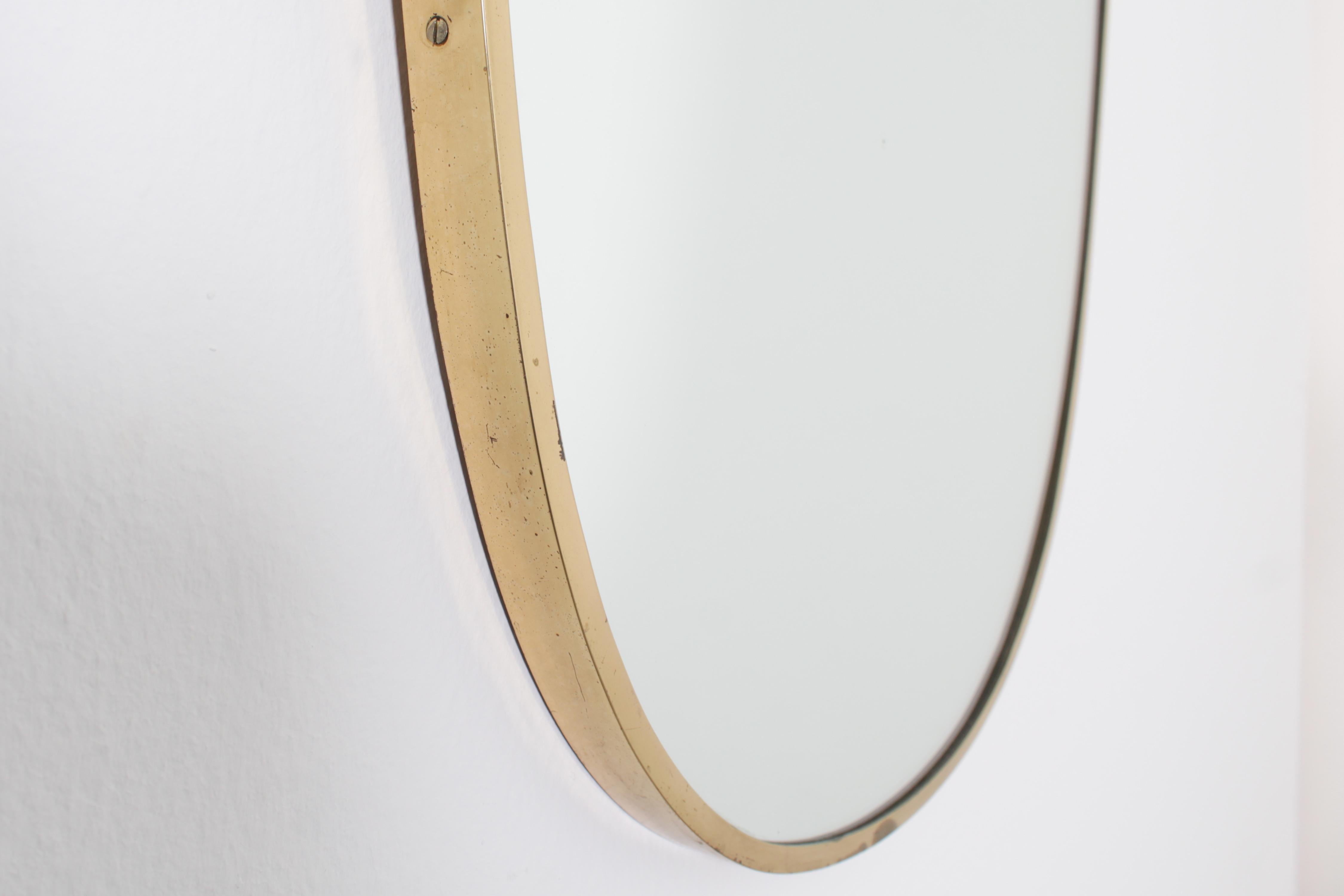 Mid-Century Classic Italian Style Wall Mirror with Golden Brass Friezes 50s For Sale 3